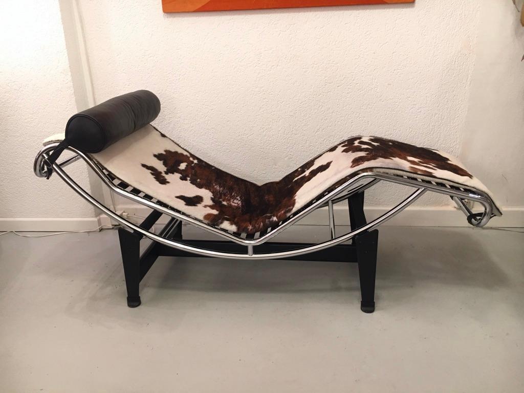 Cowhide LC4 lounge chair by Le Corbusier, Pierre Jeanneret and Charlotte Perriand, Cassina edition, Italy ca.1980
Signed and numbered on the base and the tubular frame.
Very good condition.
 