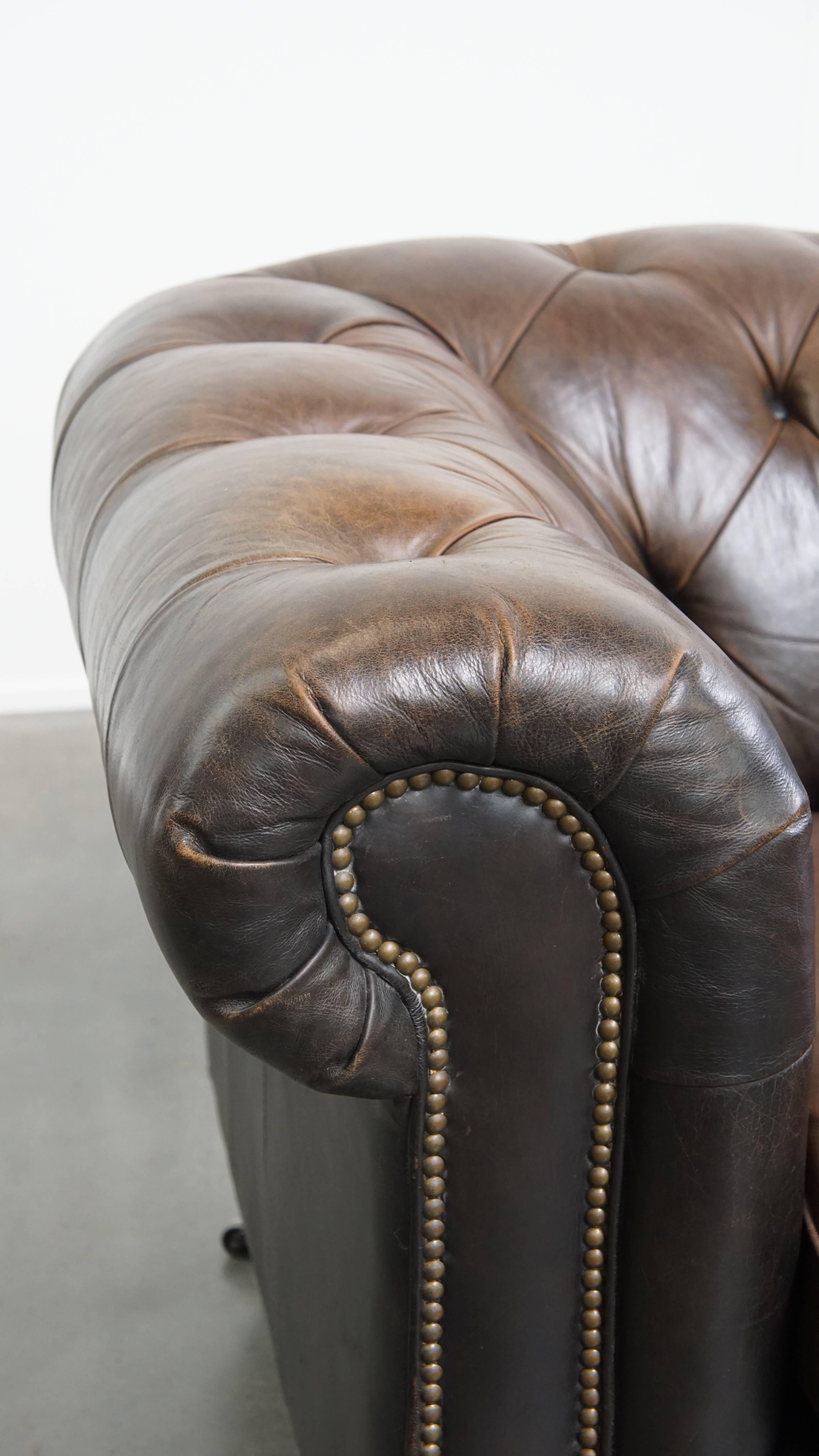 Canapé Chesterfield 3 places en cuir de vache en vente 4