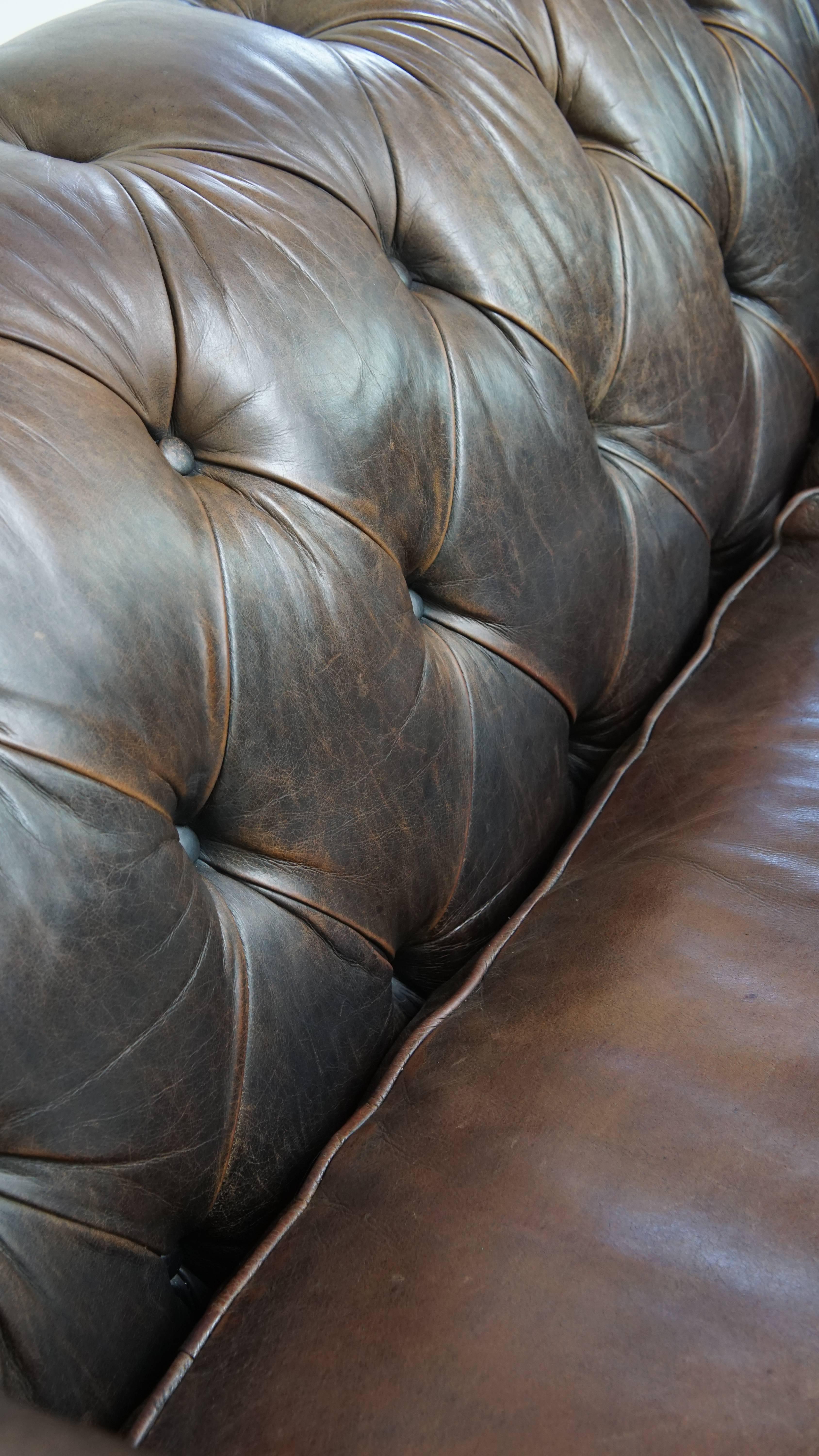 Canapé Chesterfield 3 places en cuir de vache en vente 5