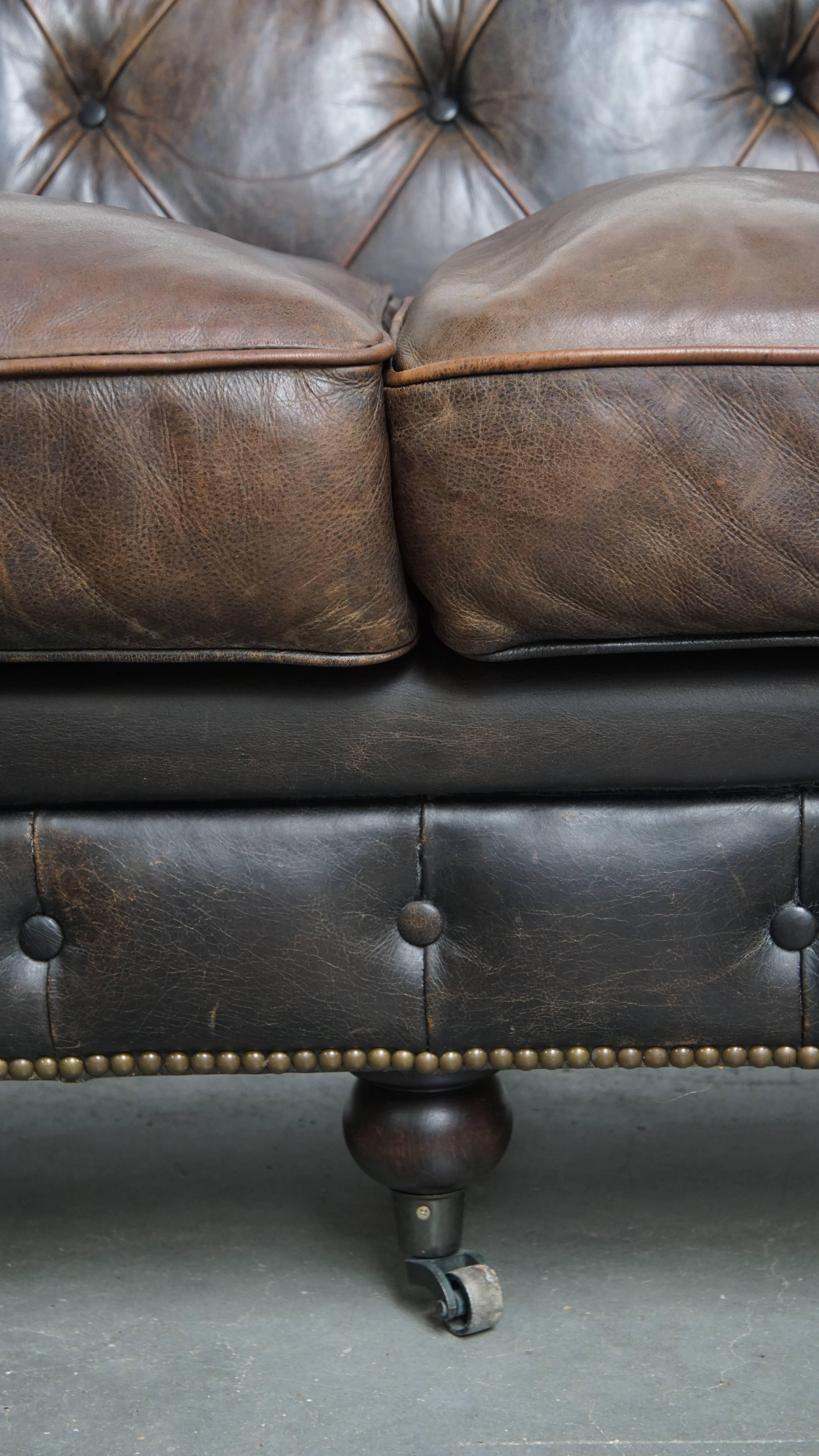 Canapé Chesterfield 3 places en cuir de vache en vente 6