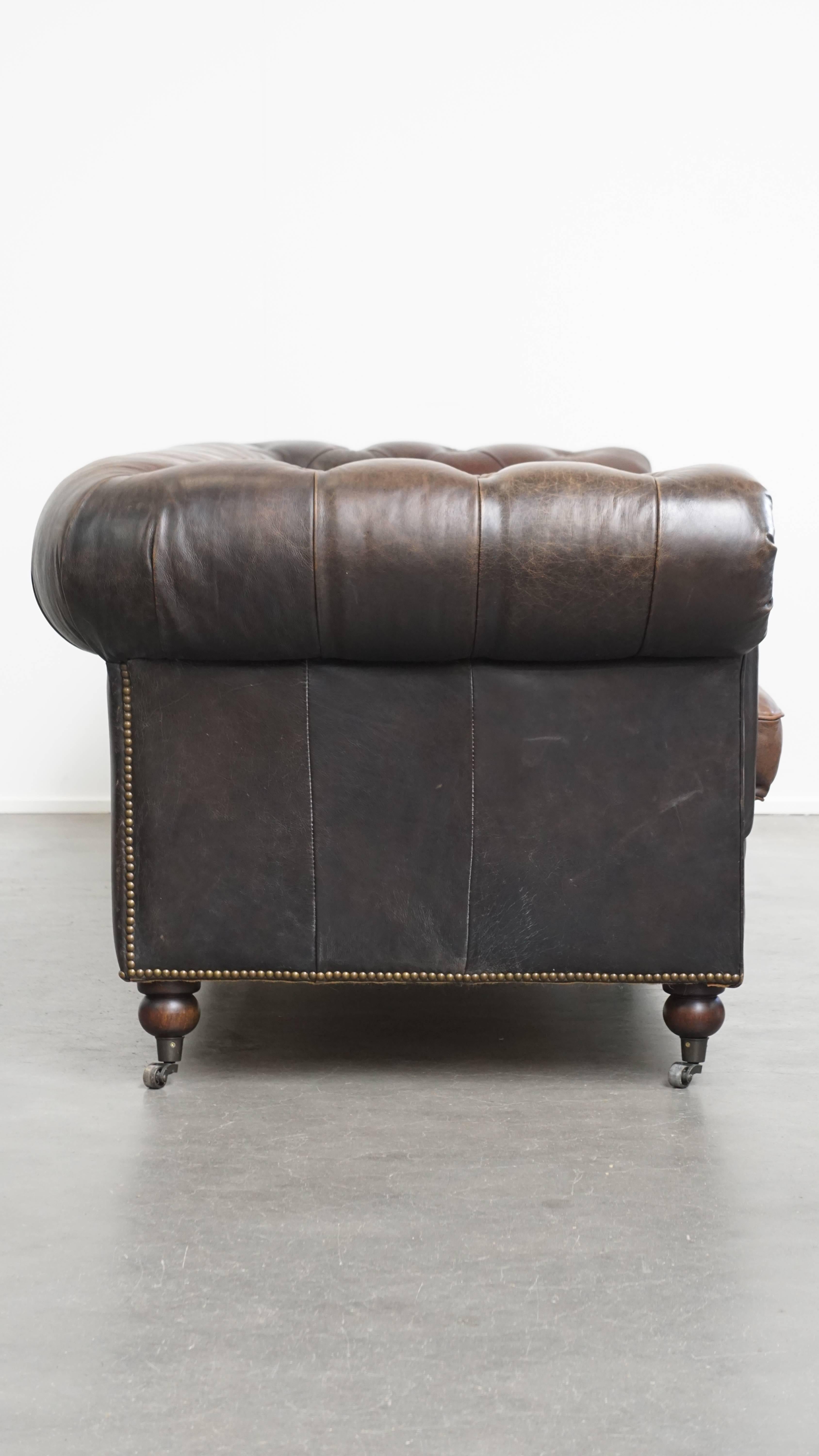 Nous vous proposons ce luxueux et charmant canapé Chesterfield 3 places en cuir de vachette sur roulettes au caractère irrésistible. Ce spacieux Chesterfield 3 places en cuir de vachette s'adapte à pratiquement tous les intérieurs. Grâce au cuir