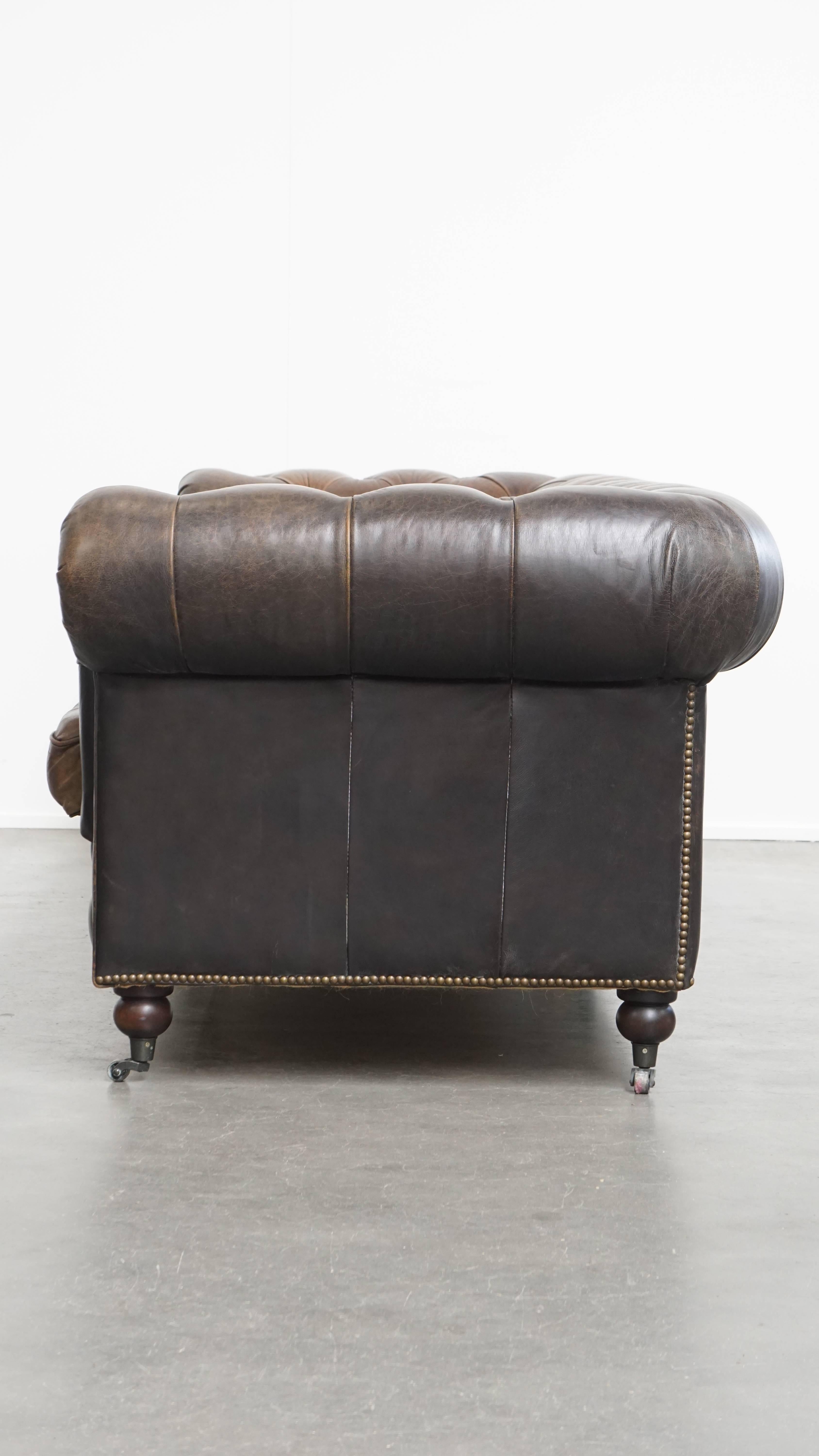Canapé Chesterfield 3 places en cuir de vache État moyen - En vente à Harderwijk, NL