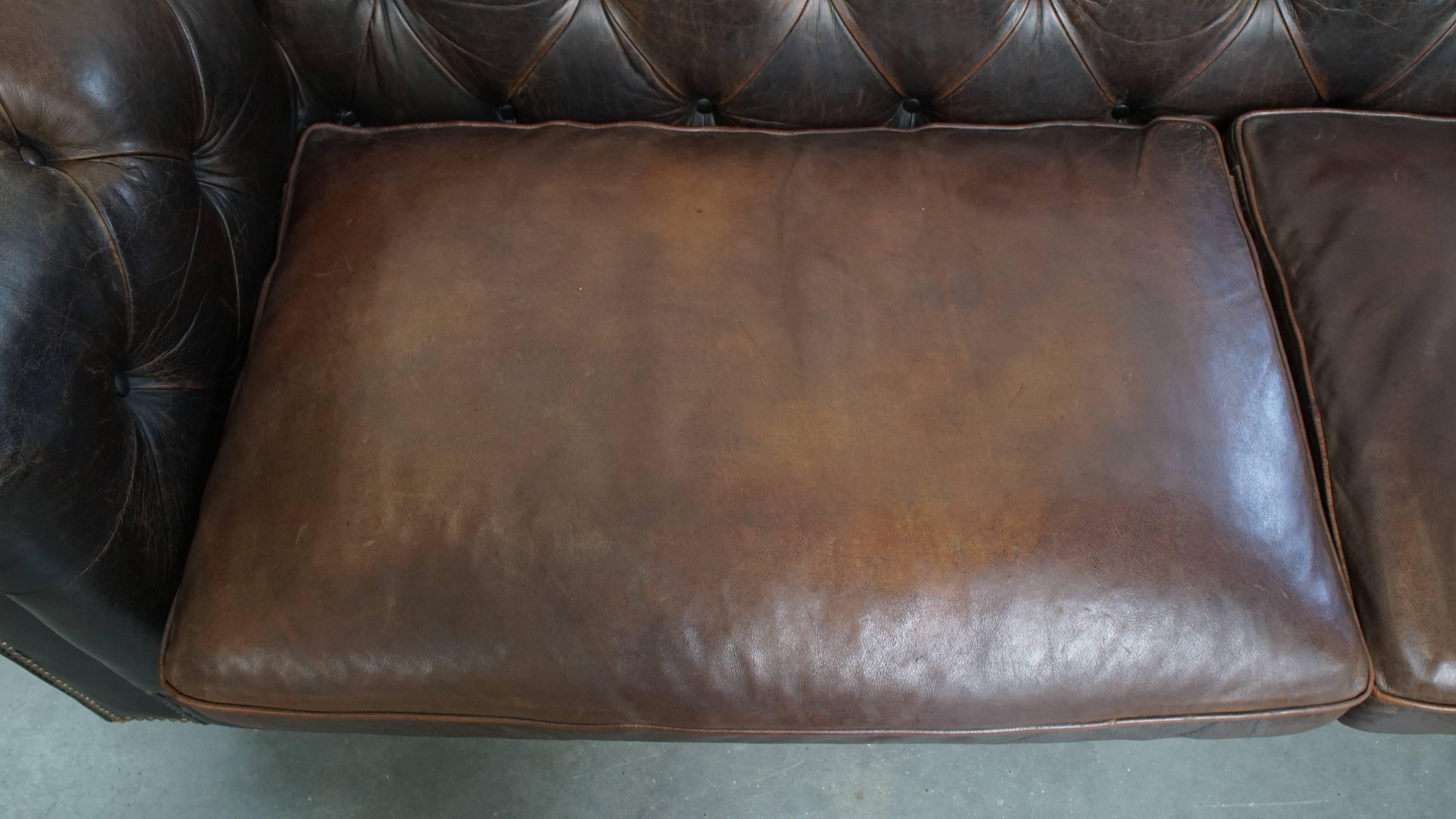 20ième siècle Canapé Chesterfield 3 places en cuir de vache en vente