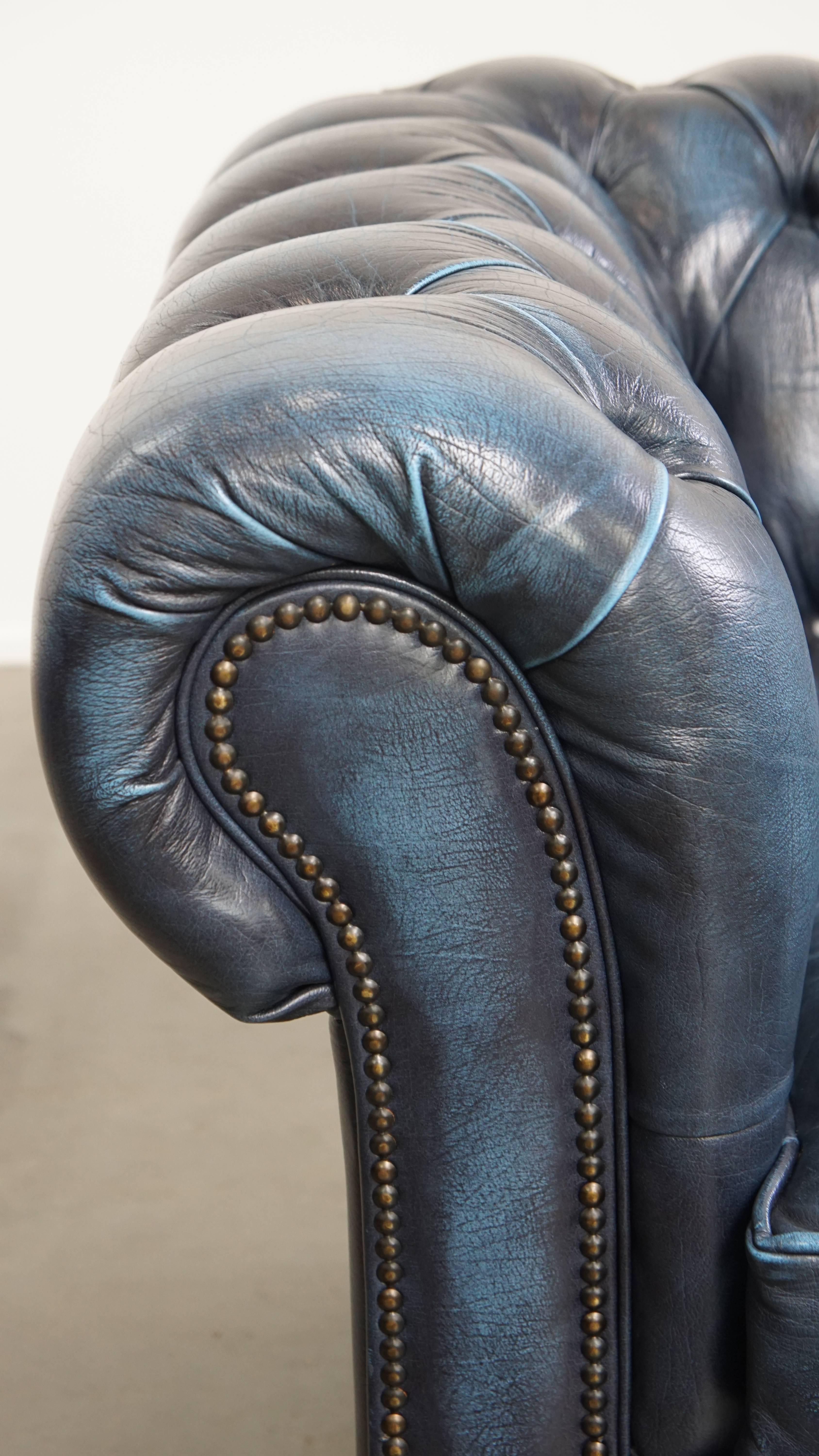 Canapé 2 places Chesterfield en cuir de vache, coloris bleu jean en vente 3