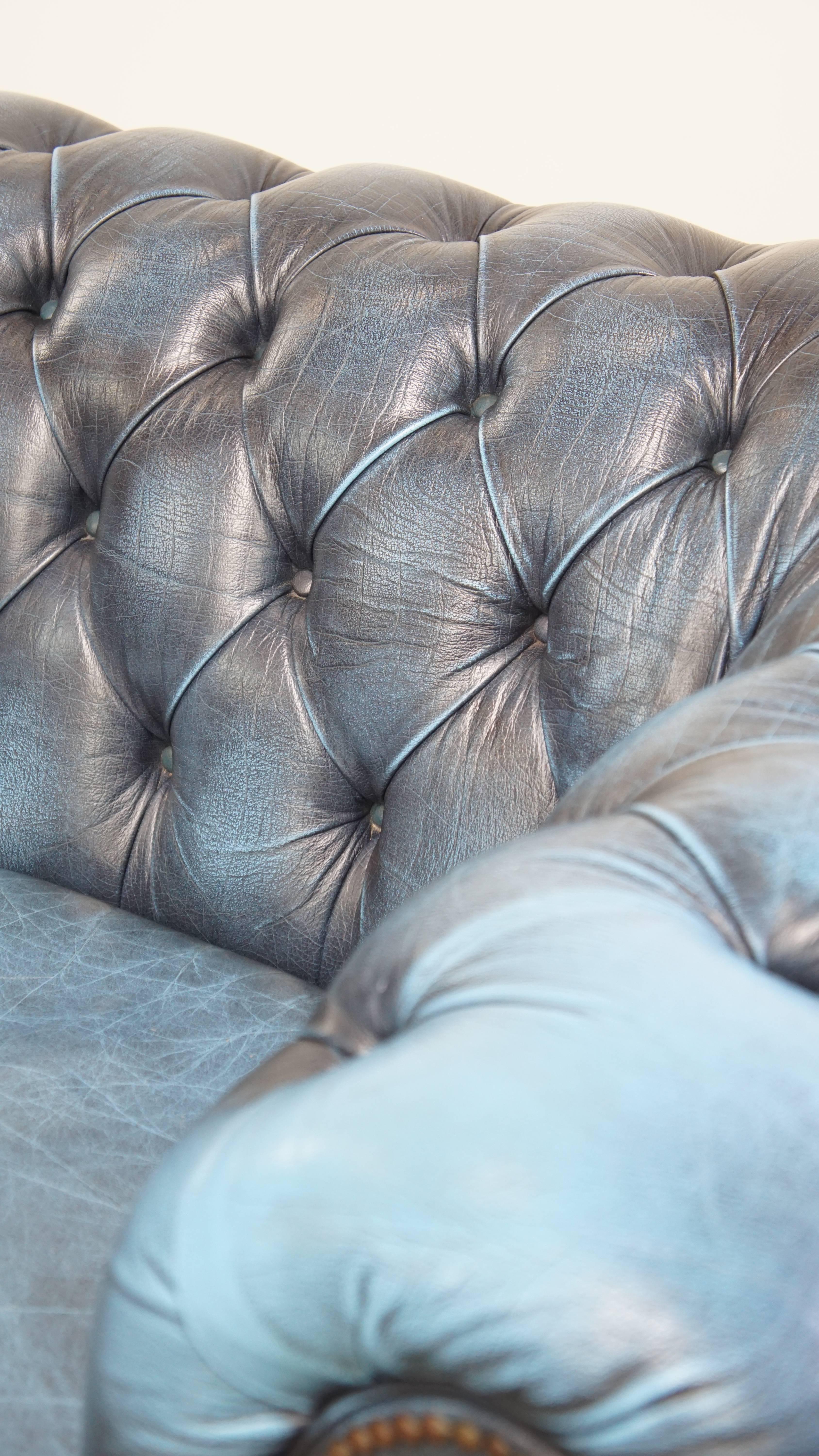 Canapé 2 places Chesterfield en cuir de vache, coloris bleu jean en vente 4
