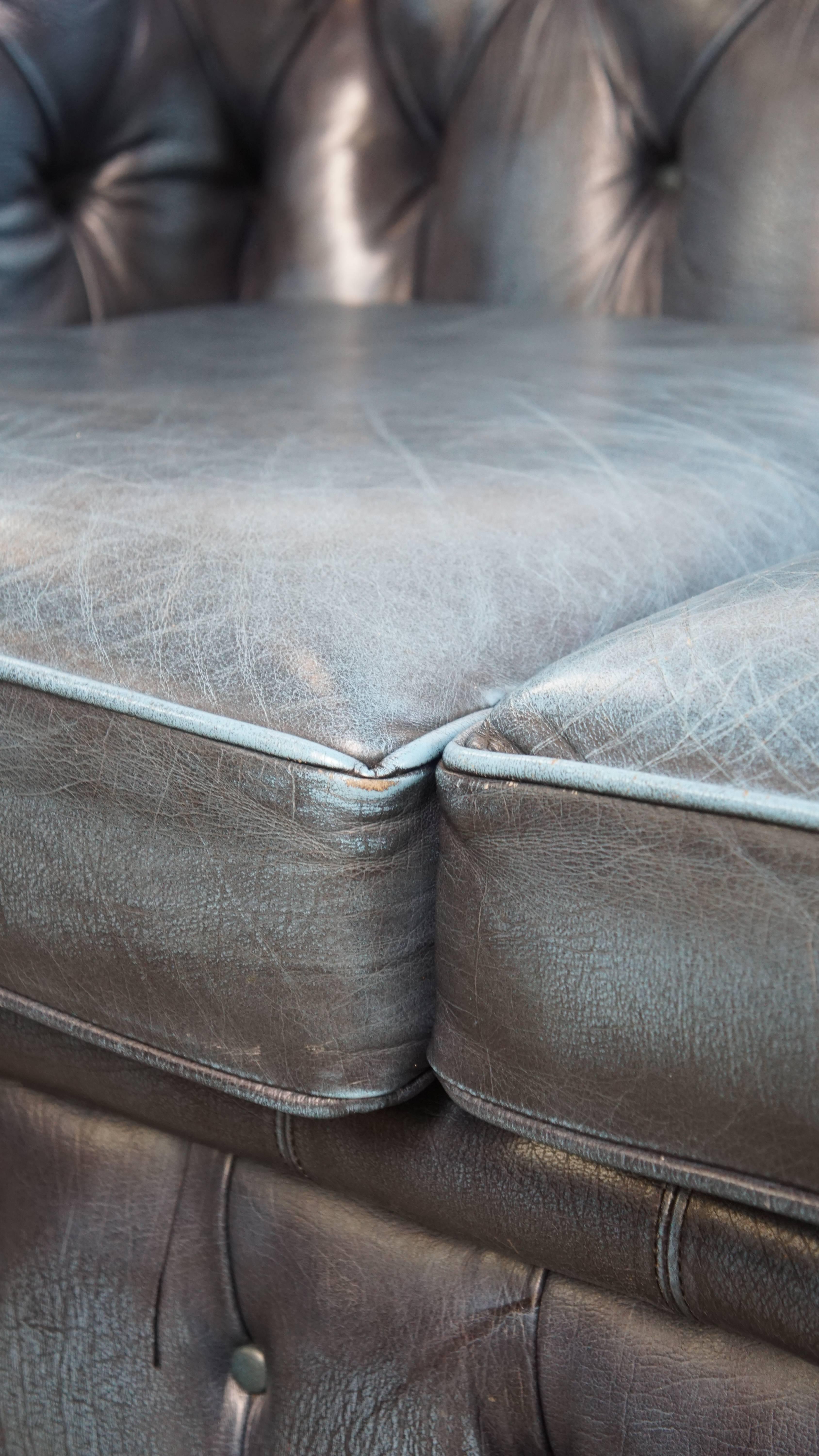 Canapé 2 places Chesterfield en cuir de vache, coloris bleu jean en vente 5