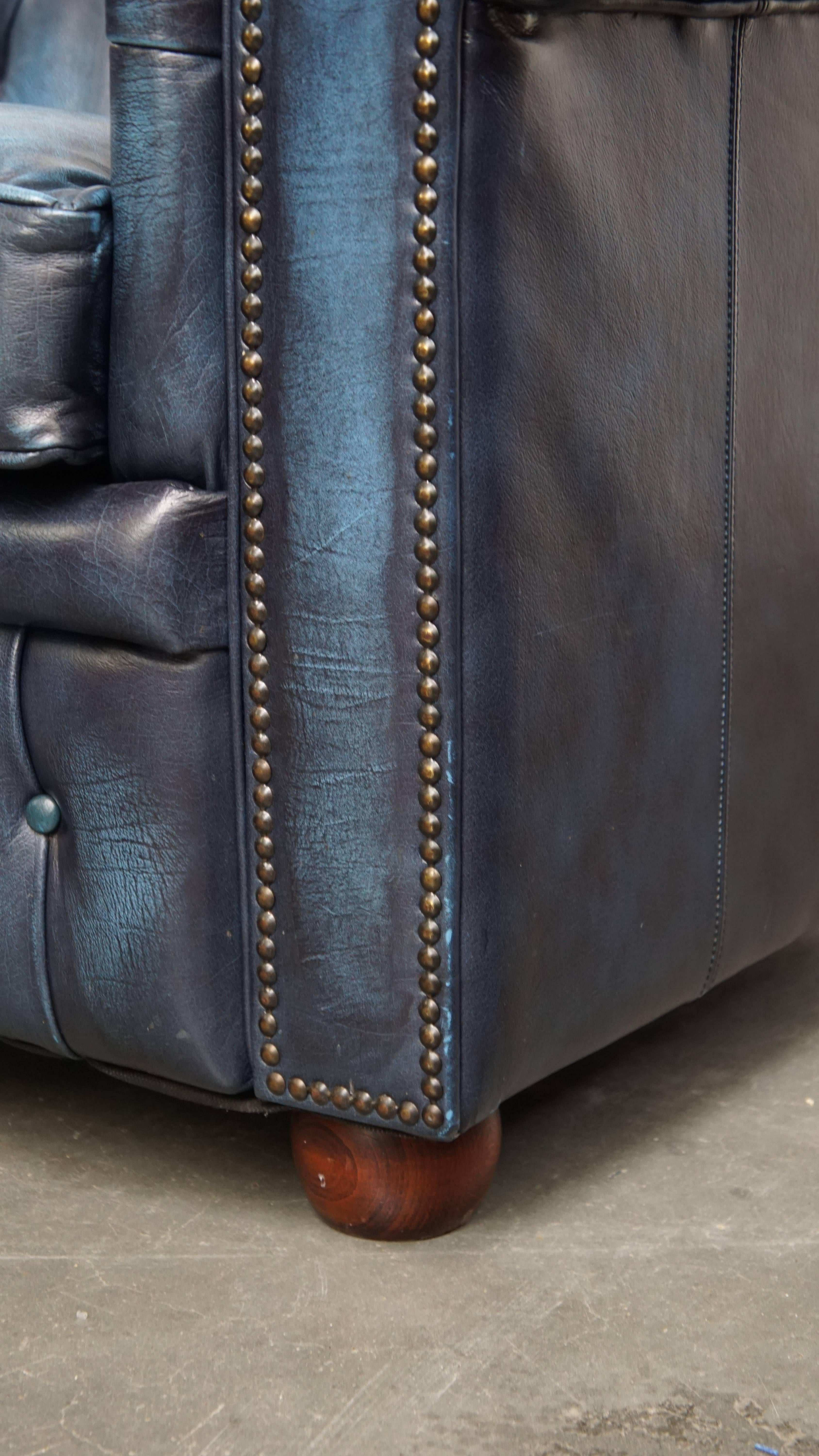 Canapé 2 places Chesterfield en cuir de vache, coloris bleu jean en vente 6