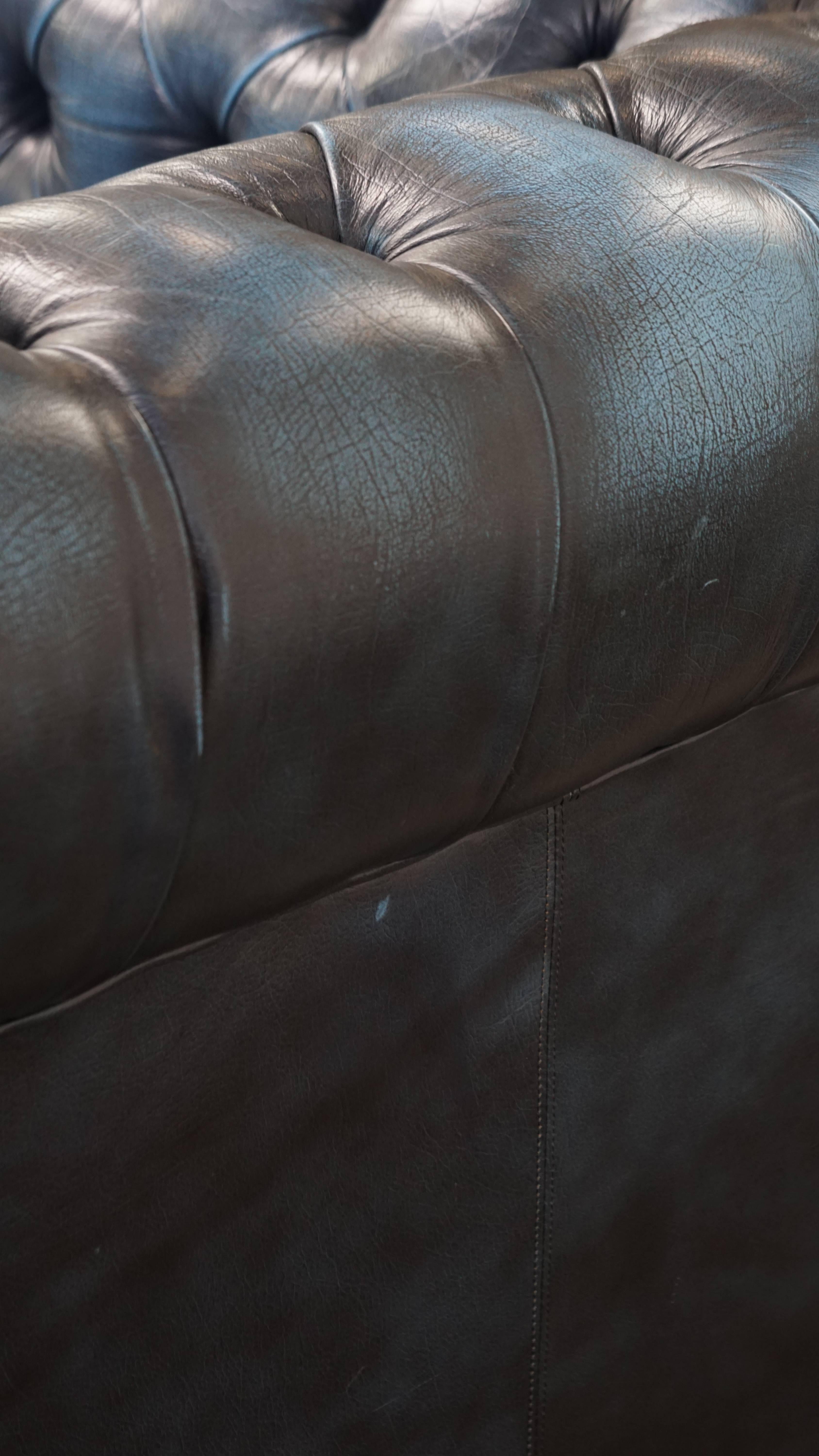 Canapé 2 places Chesterfield en cuir de vache, coloris bleu jean en vente 7