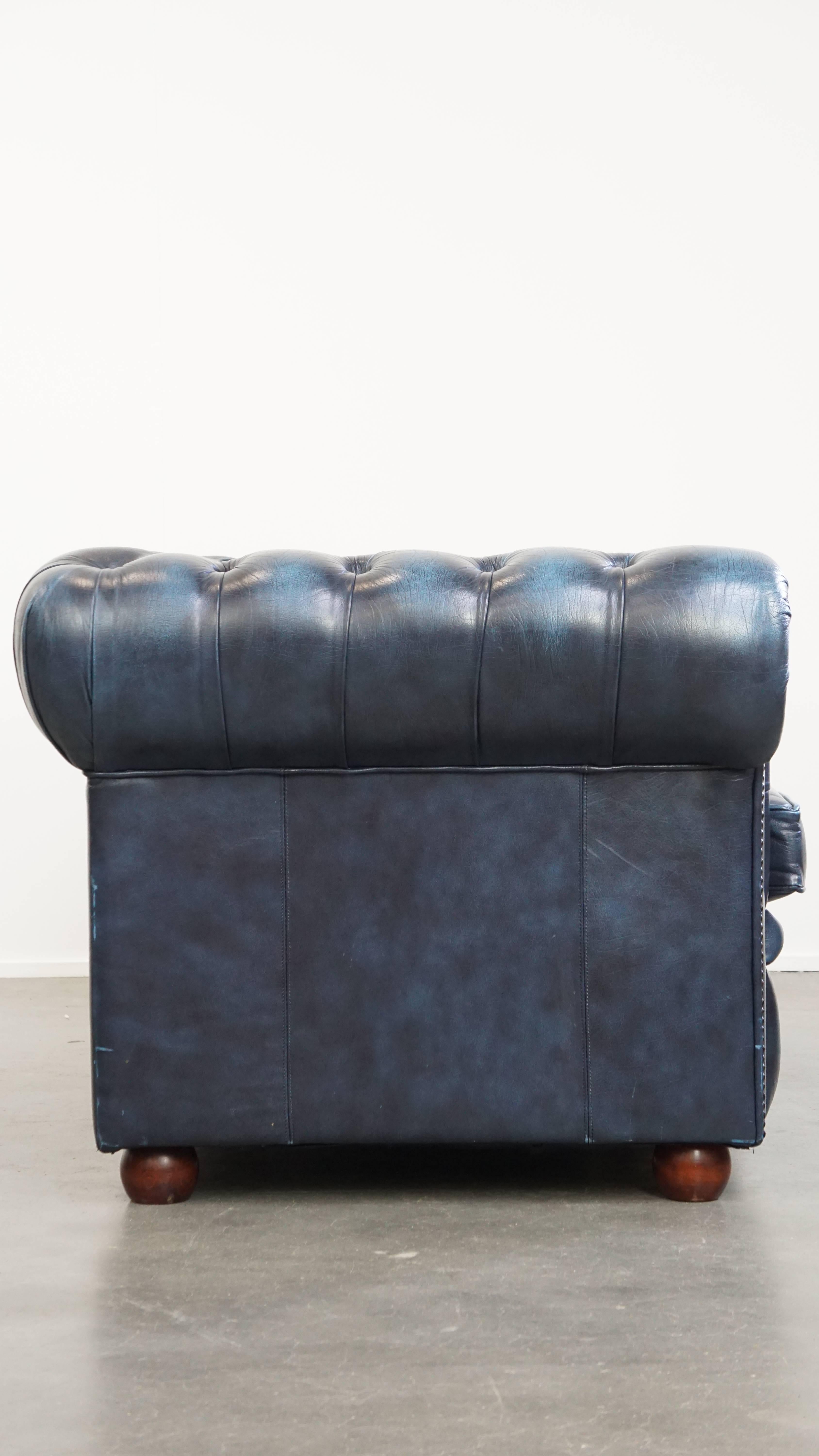 Nous vous proposons ce superbe canapé 2 places Chesterfield en cuir de vachette dans une couleur bleu jeans étonnante. Ce canapé Chesterfield bleu jeans saisissant est, grâce à sa couleur, un véritable accroche-regard dans presque tous les