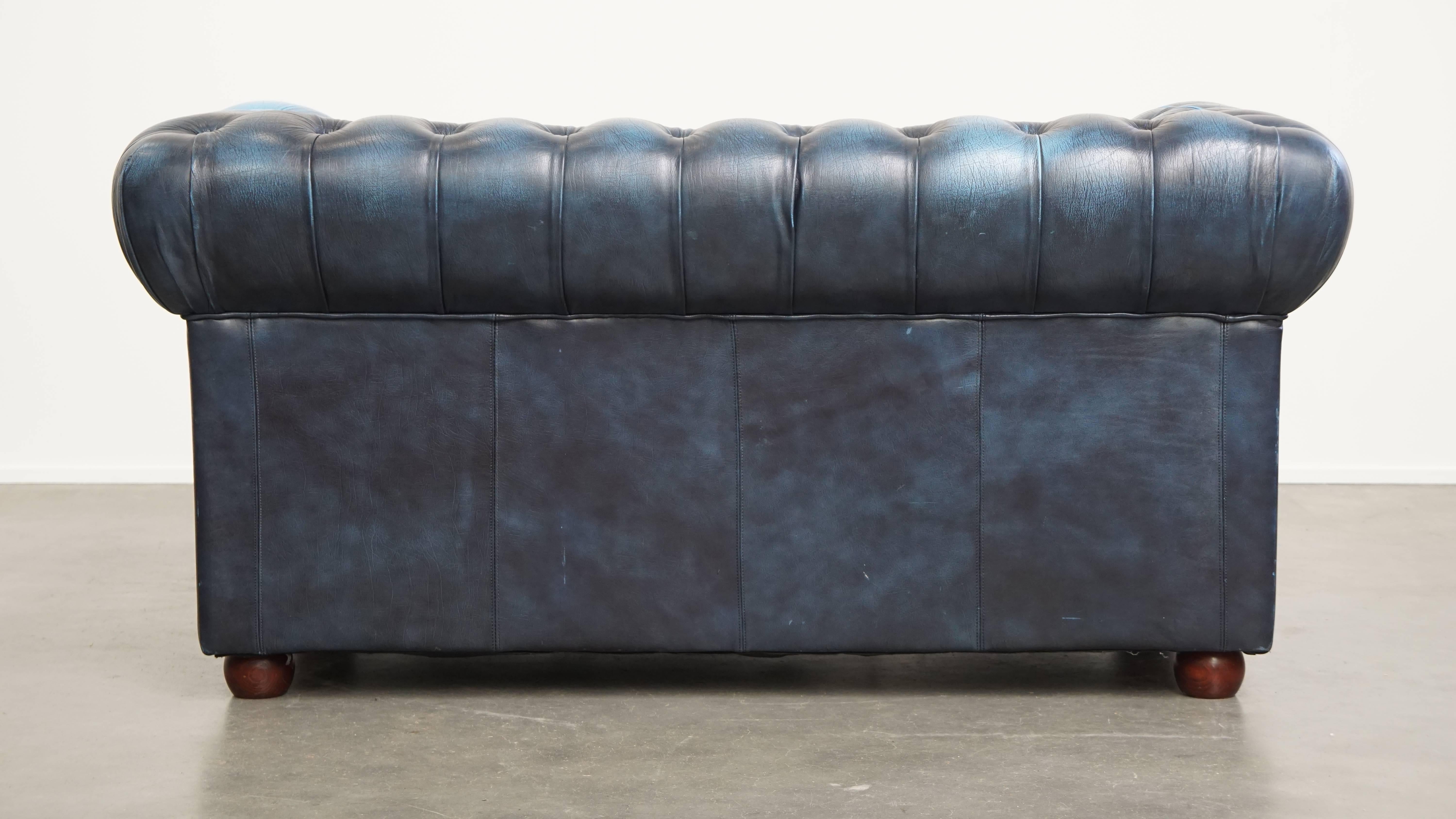 Romain classique Canapé 2 places Chesterfield en cuir de vache, coloris bleu jean en vente