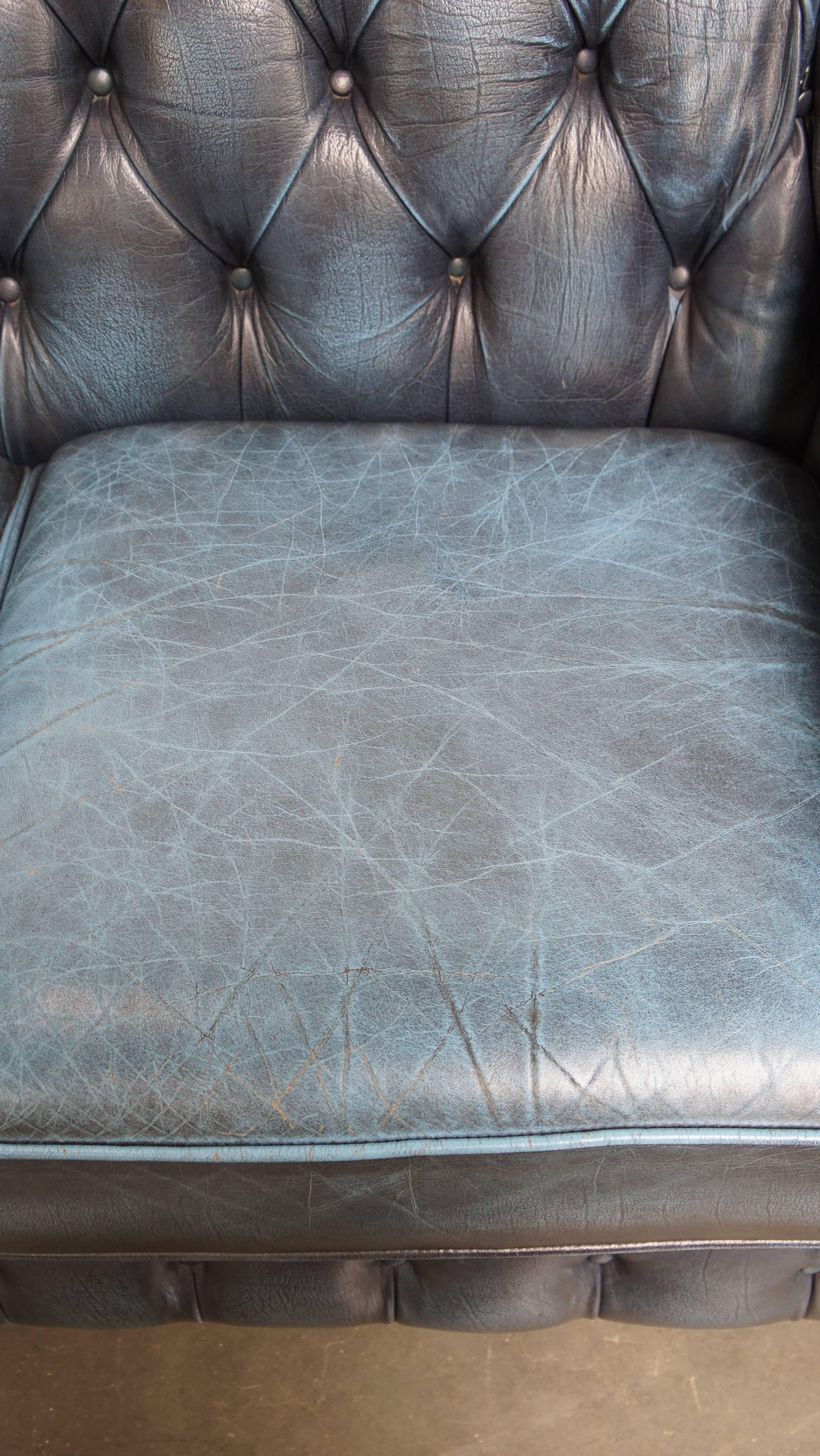 XXIe siècle et contemporain Canapé 2 places Chesterfield en cuir de vache, coloris bleu jean en vente
