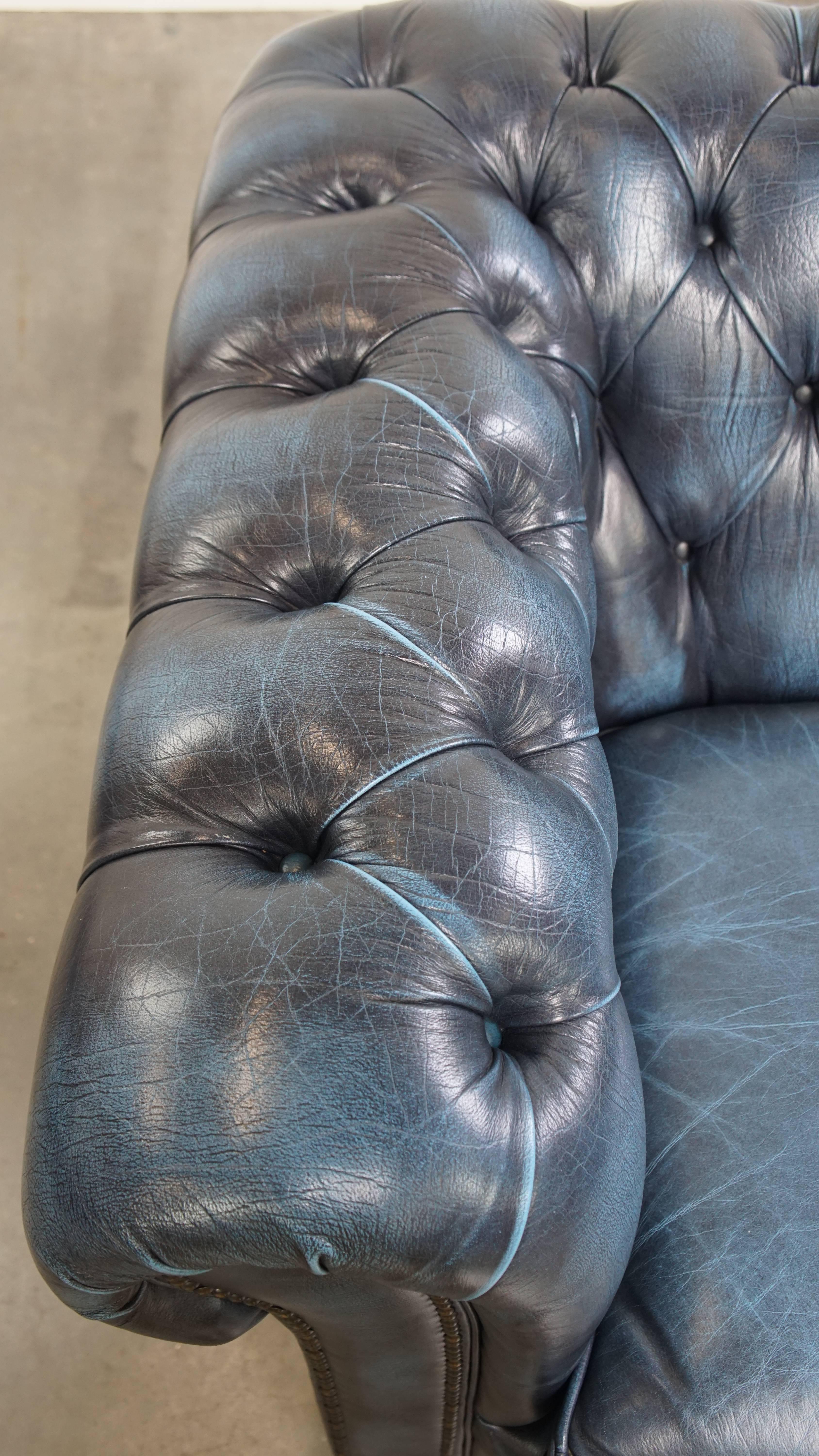 Cuir de vache Canapé 2 places Chesterfield en cuir de vache, coloris bleu jean en vente