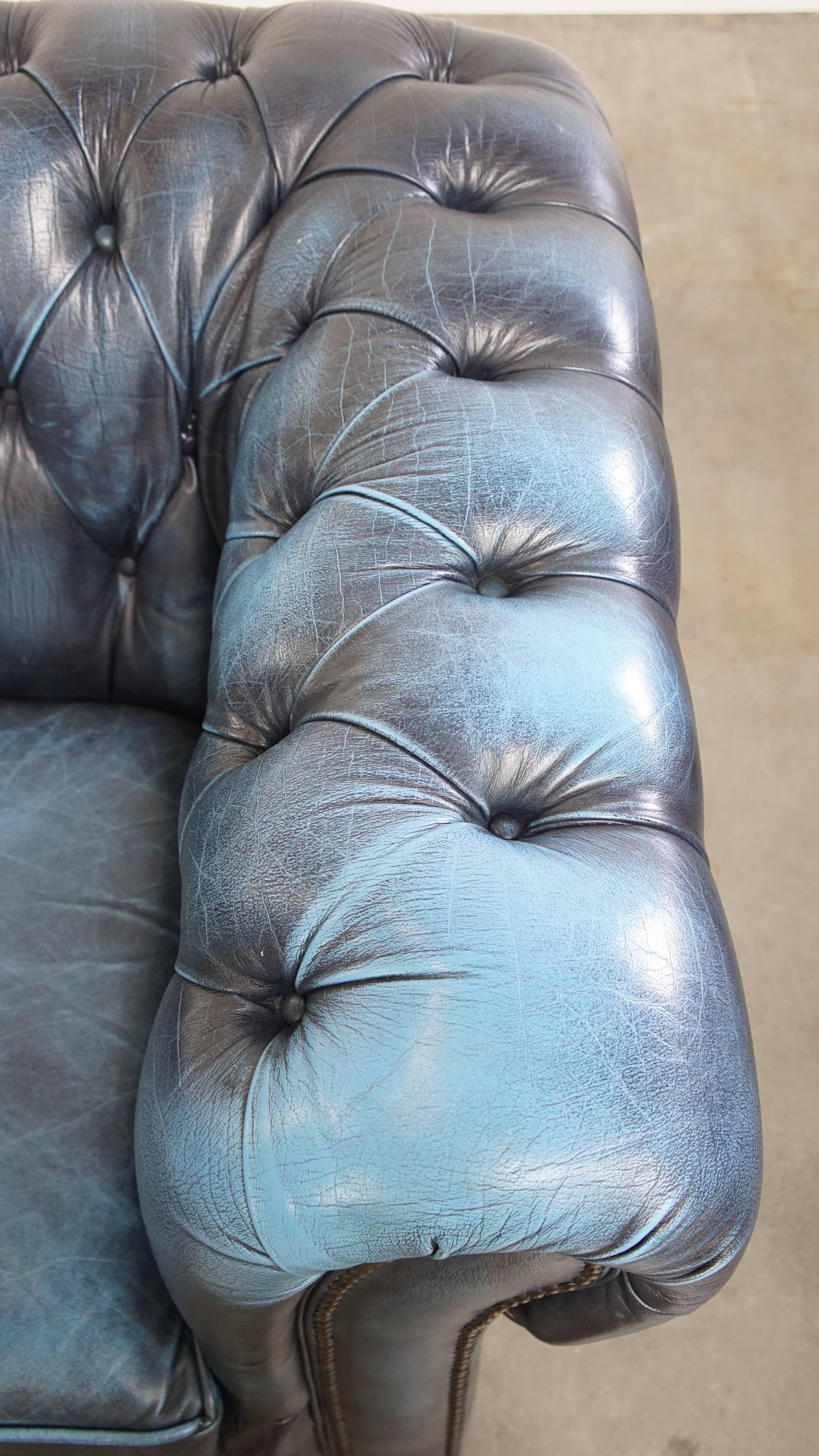 Canapé 2 places Chesterfield en cuir de vache, coloris bleu jean en vente 1