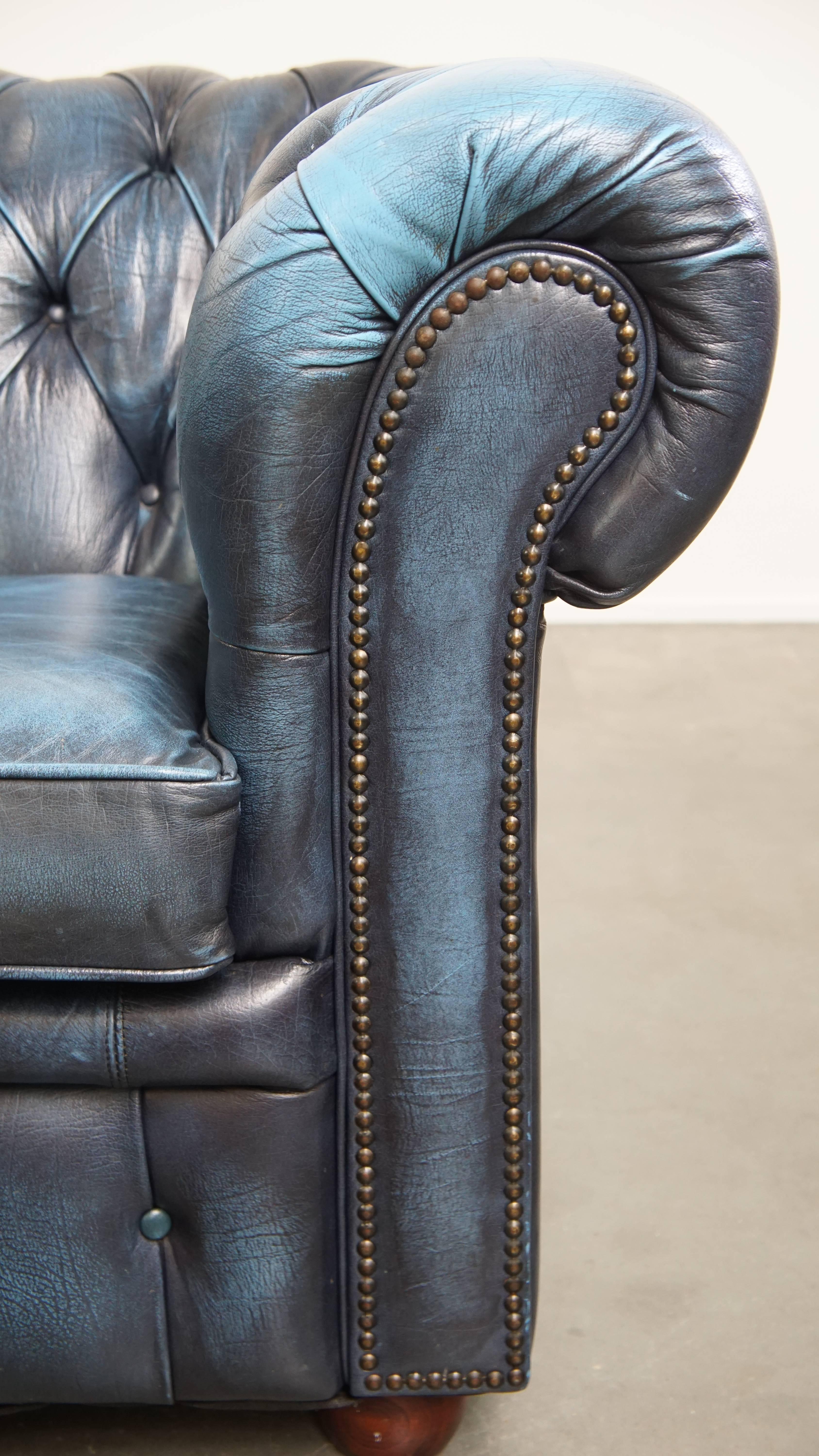 Canapé 2 places Chesterfield en cuir de vache, coloris bleu jean en vente 2