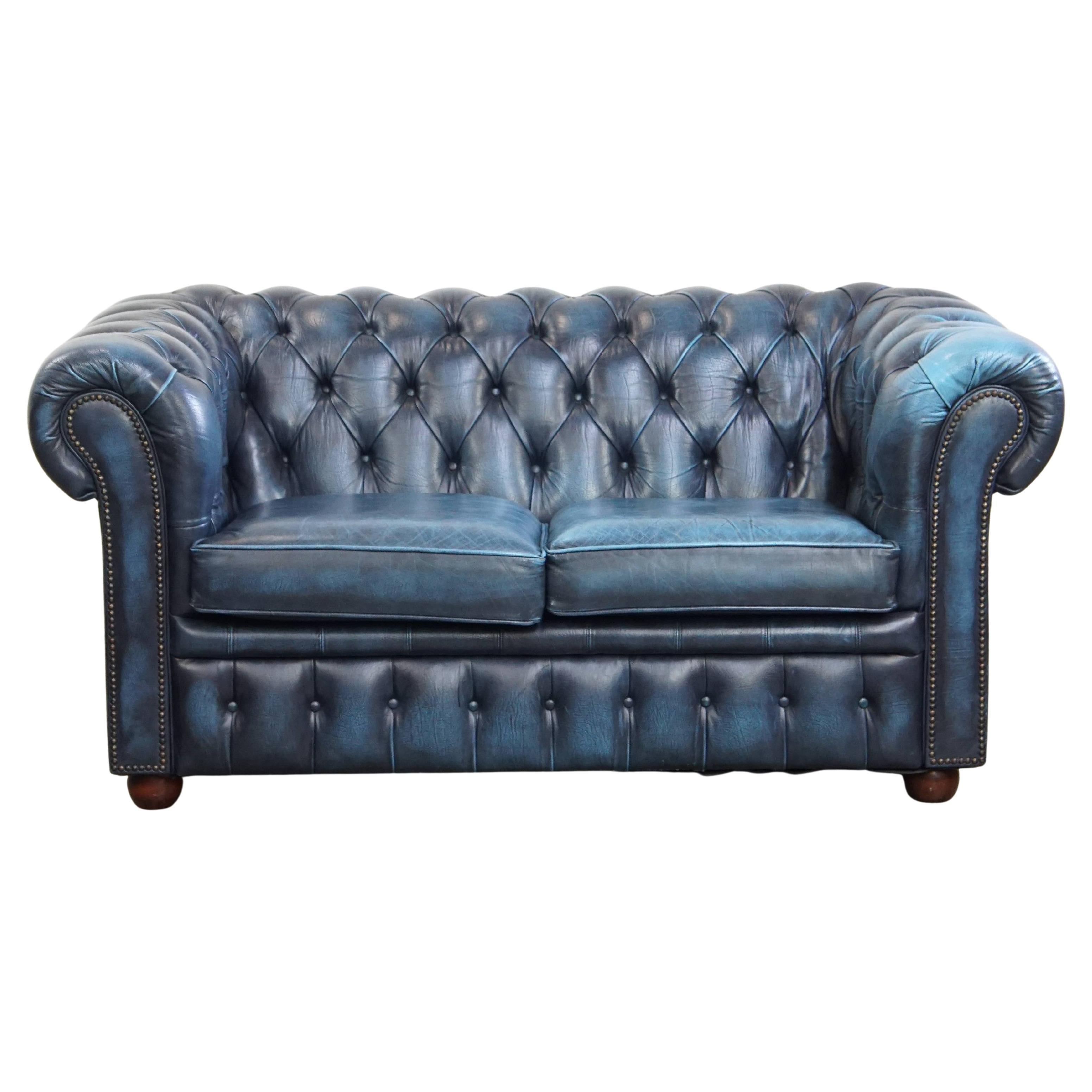 Canapé 2 places Chesterfield en cuir de vache, coloris bleu jean en vente