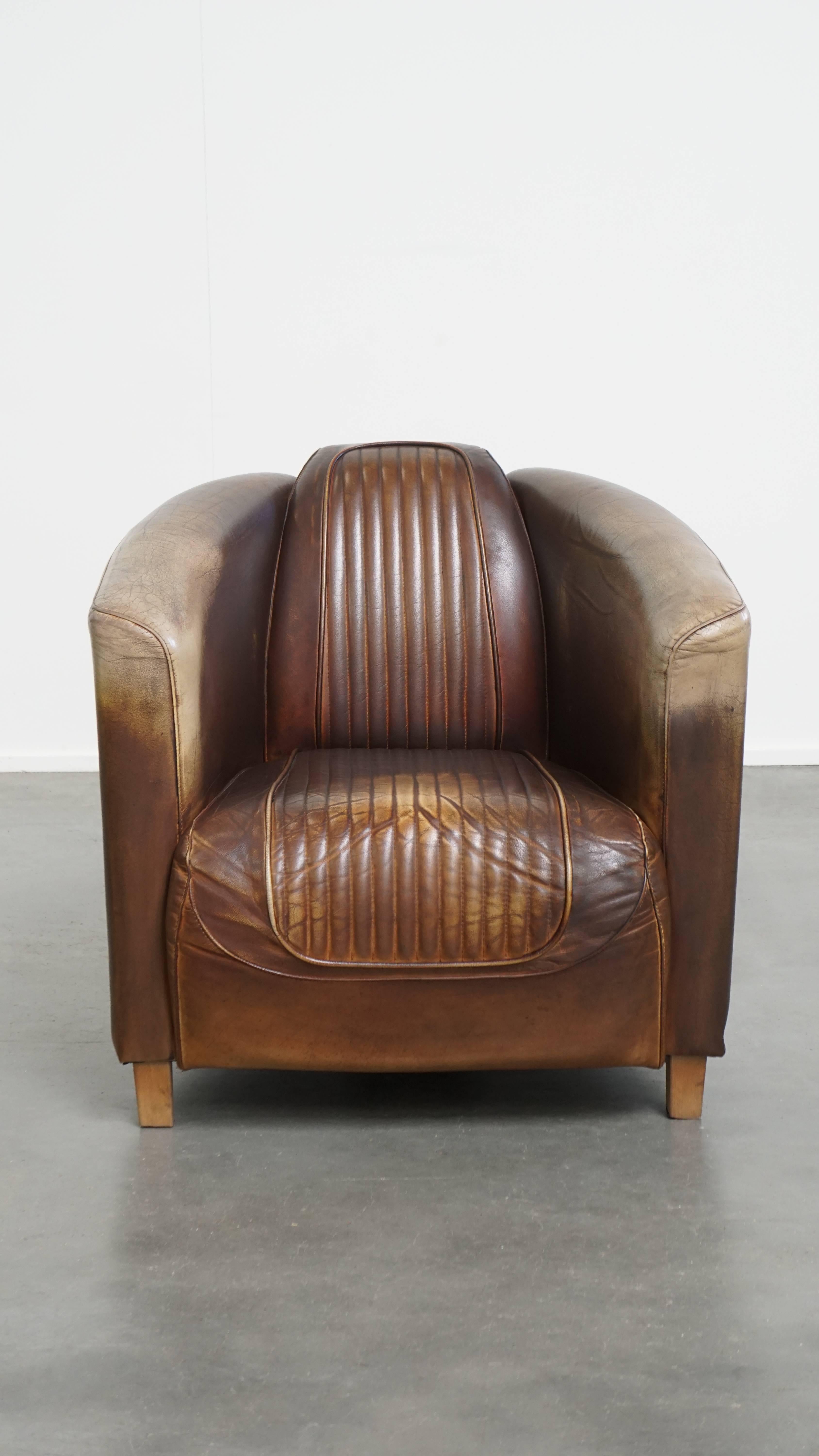 In offerta c'è questa poltrona Delta Chesterfield Aviator in pelle di mucca, unica e senza tempo, con una bellissima combinazione di colori. Questa poltrona Delta Chesterfield, unica e intramontabile, realizzata in pelle di vacchetta, è un vero e