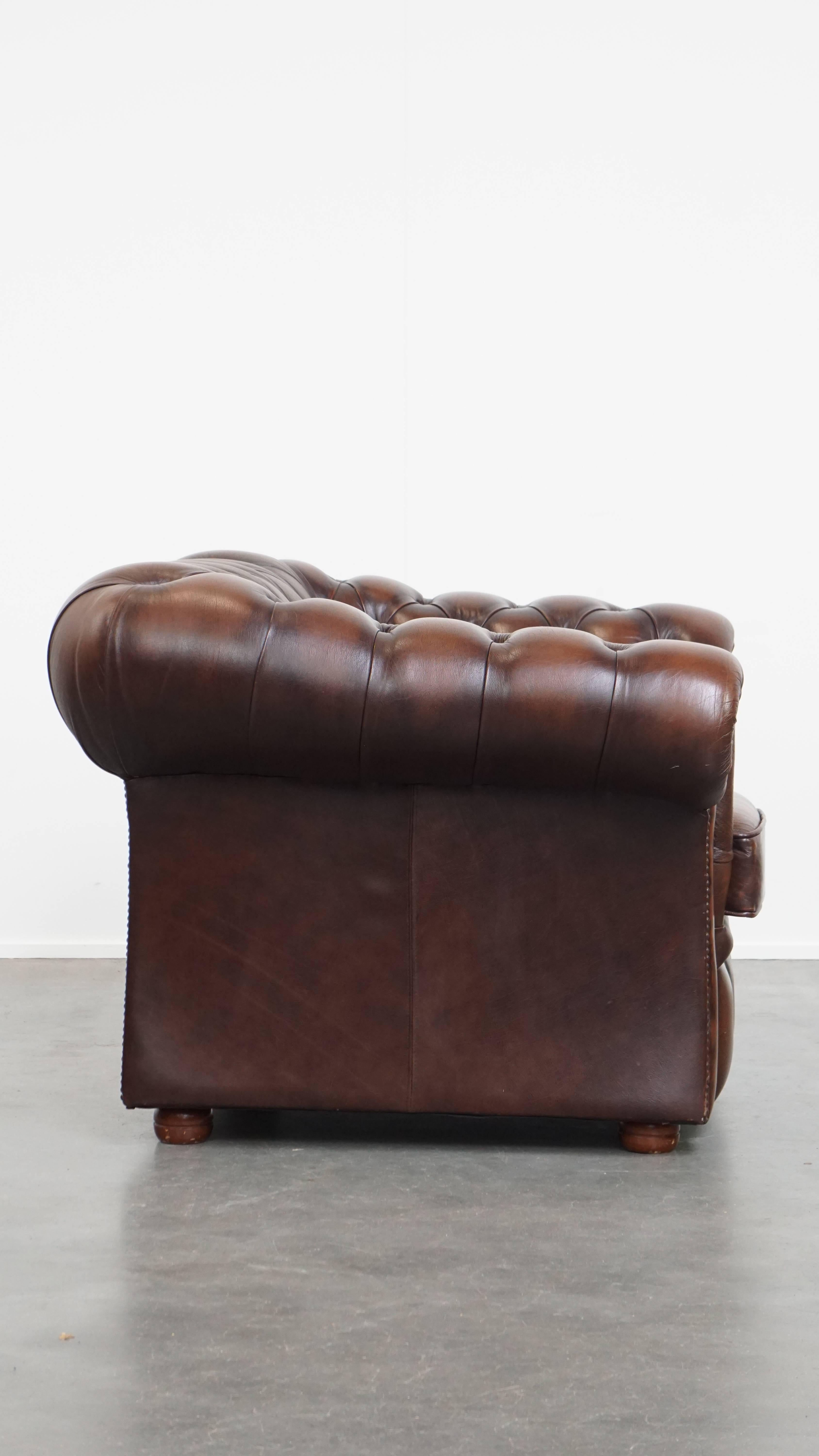 Se ofrece: este lujoso e imponente sillón Chesterfield club de cuero de vaca, de estilo inglés y líneas elegantes, en buen estado. Este gran sillón Chesterfield de cuero de alta calidad, de estilo inglés, llama la atención tanto en interiores