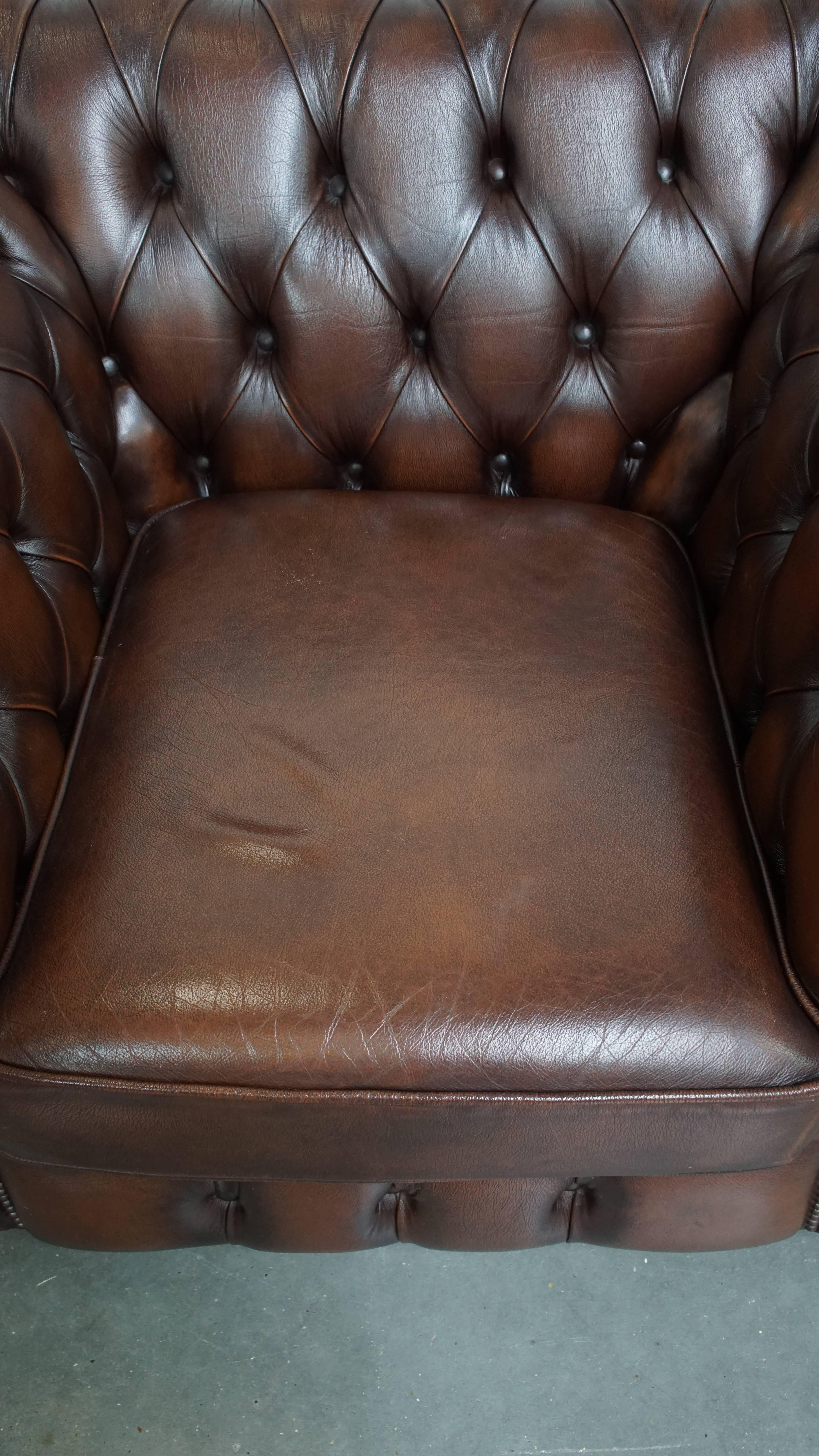 Sillón Chesterfield de cuero de vaca estilo inglés siglo XX en venta