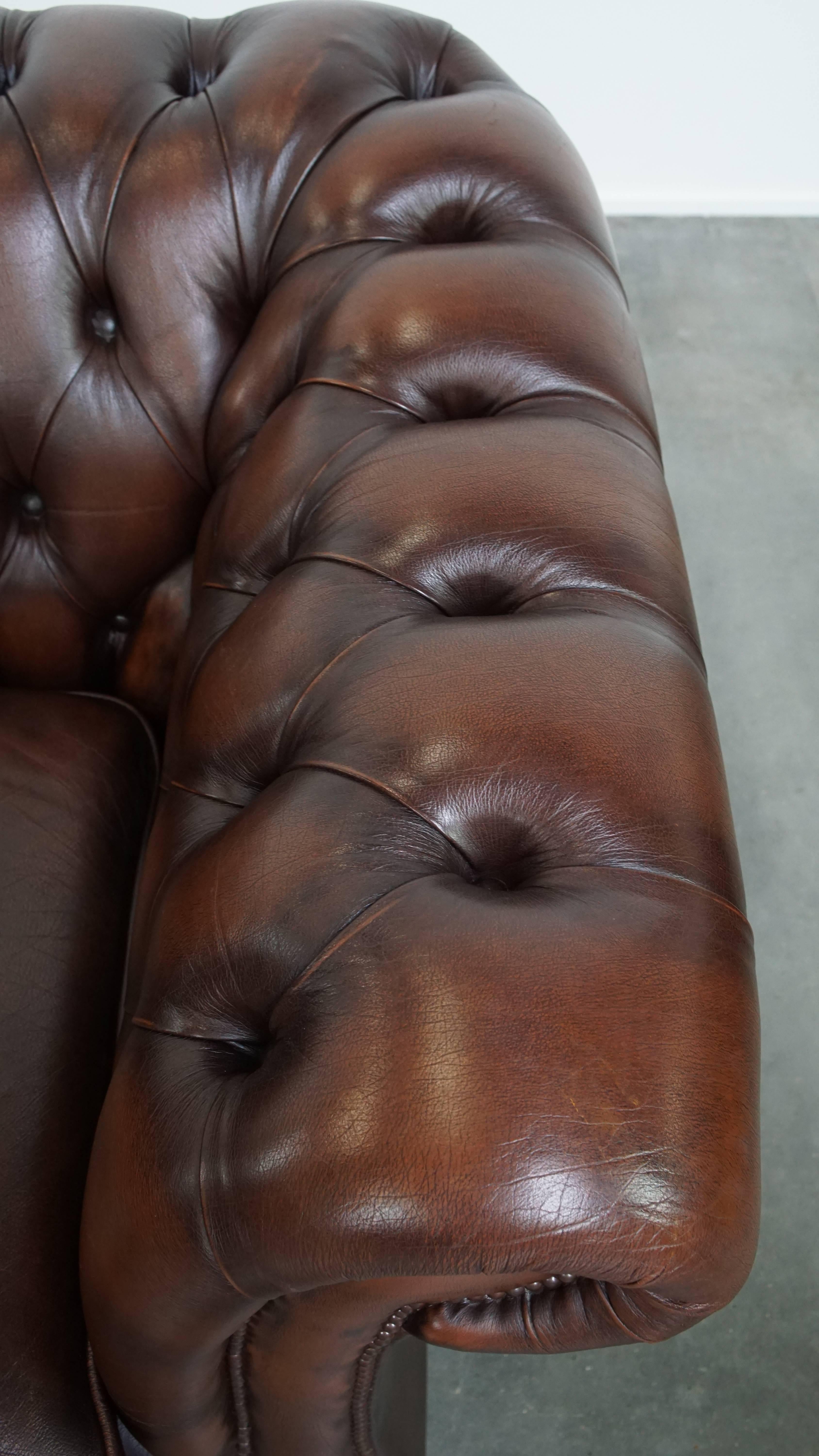 Sillón Chesterfield de cuero de vaca estilo inglés en venta 1