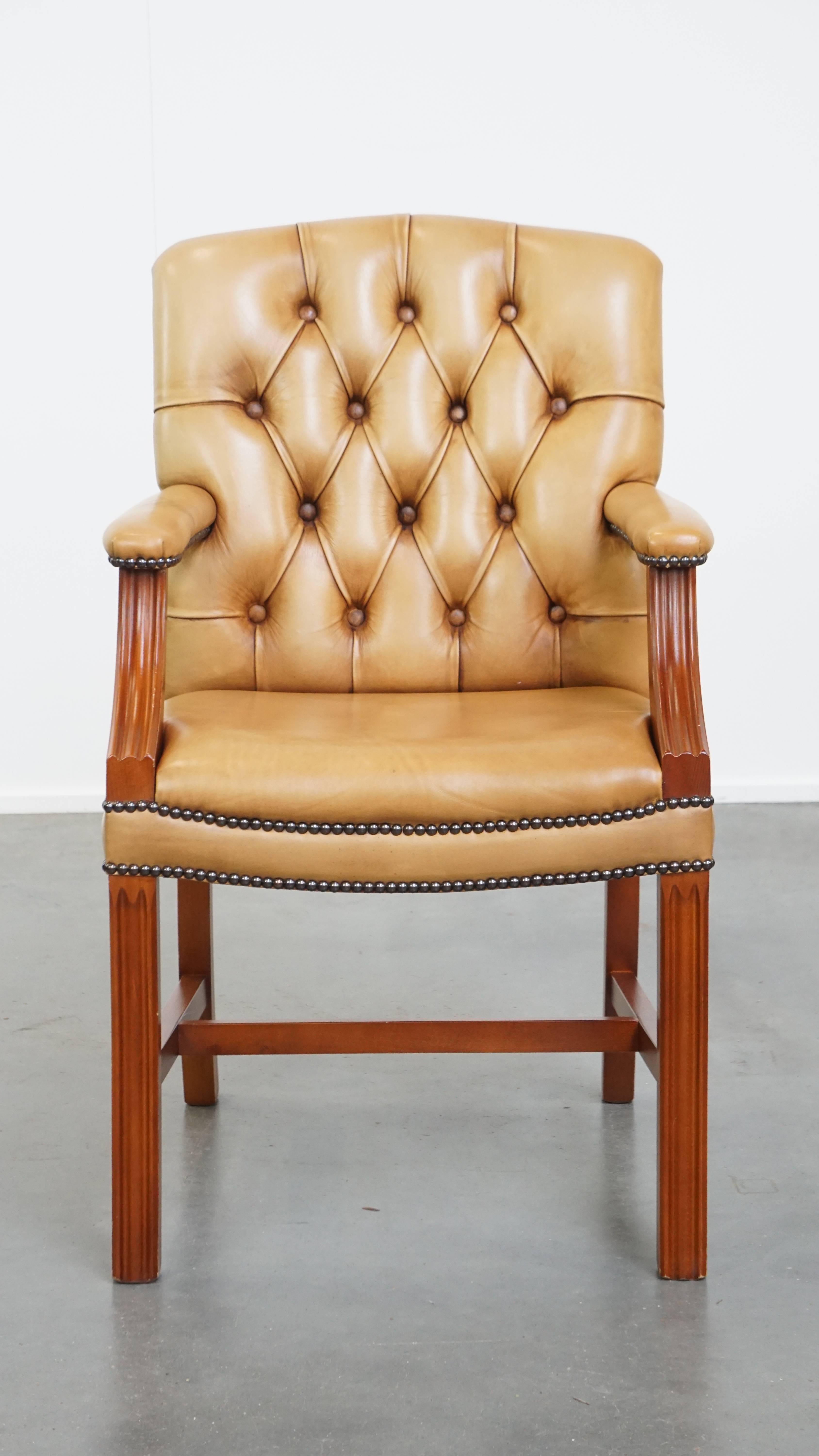 In offerta c'è questa bellissima e lussuosa sedia Chesterfield in pelle di mucca in classico stile inglese, rifinita in color cognac chiaro. Questa splendida sedia Chesterfield irradia eleganza e raffinatezza. Realizzata in vera pelle di mucca, è