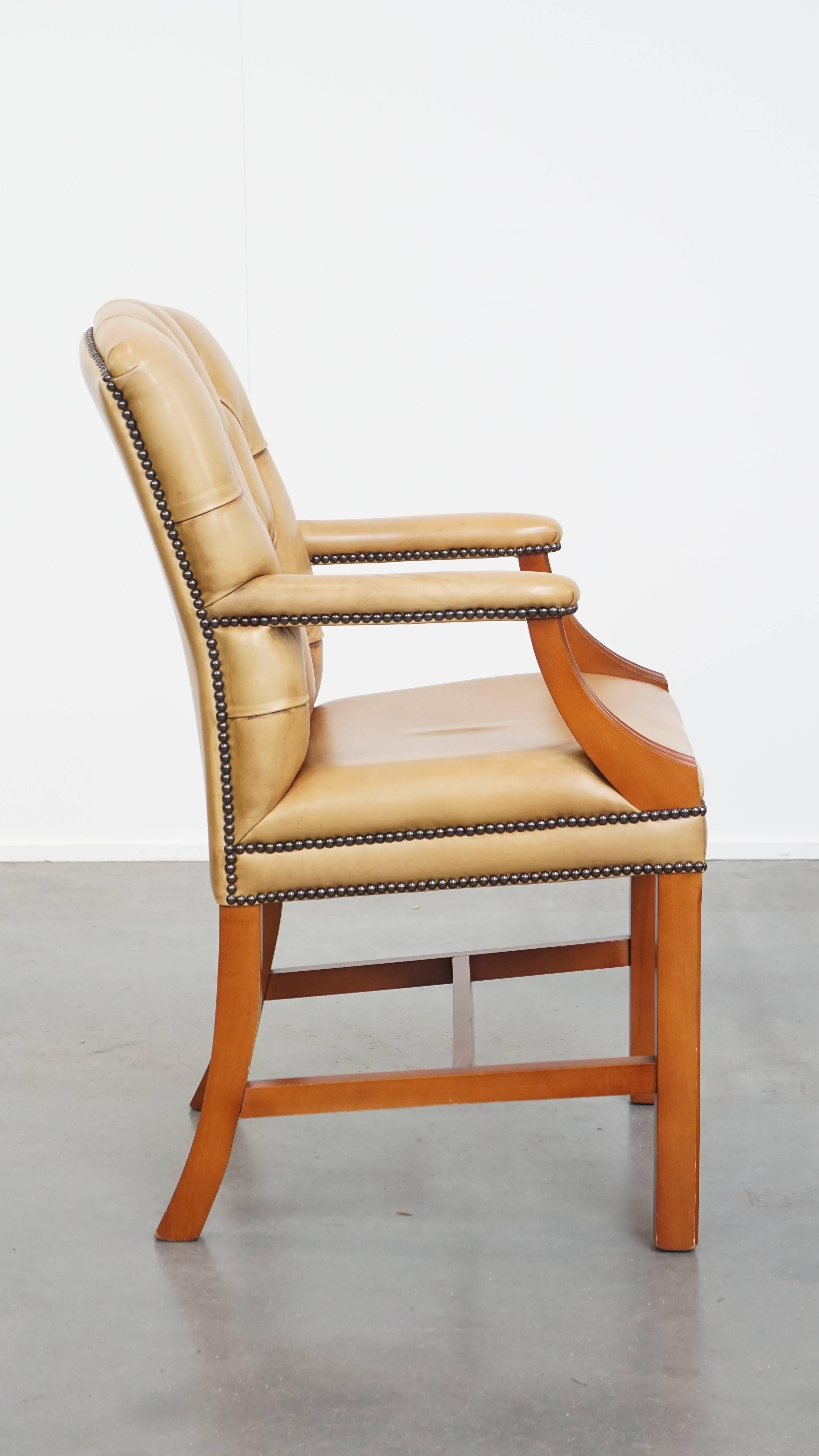 Fatto a mano Sedia da pranzo / laterale Chesterfield in pelle di vacchetta in stile inglese in vendita
