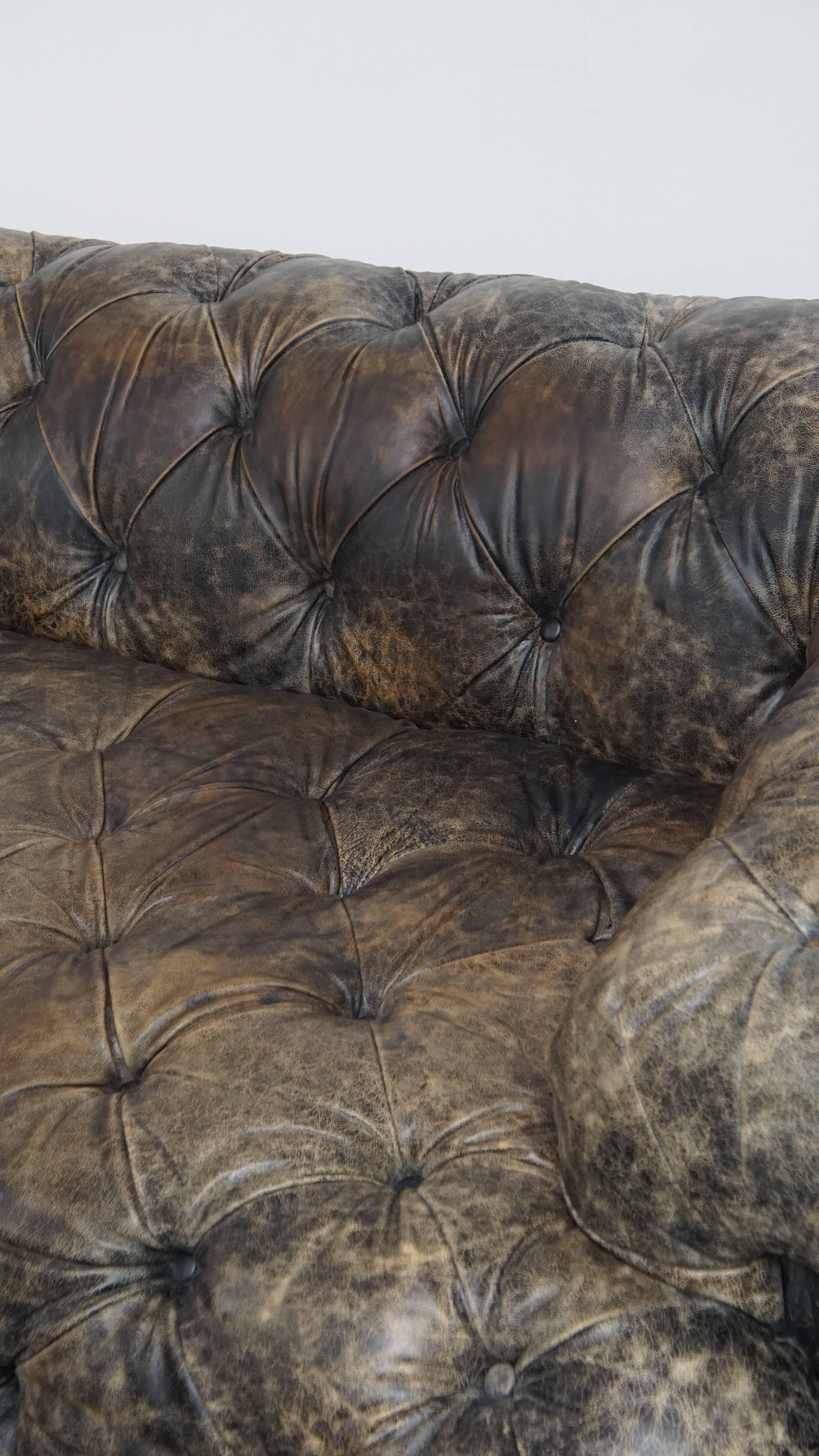 Divano Chesterfield in pelle di vacchetta in vendita 5