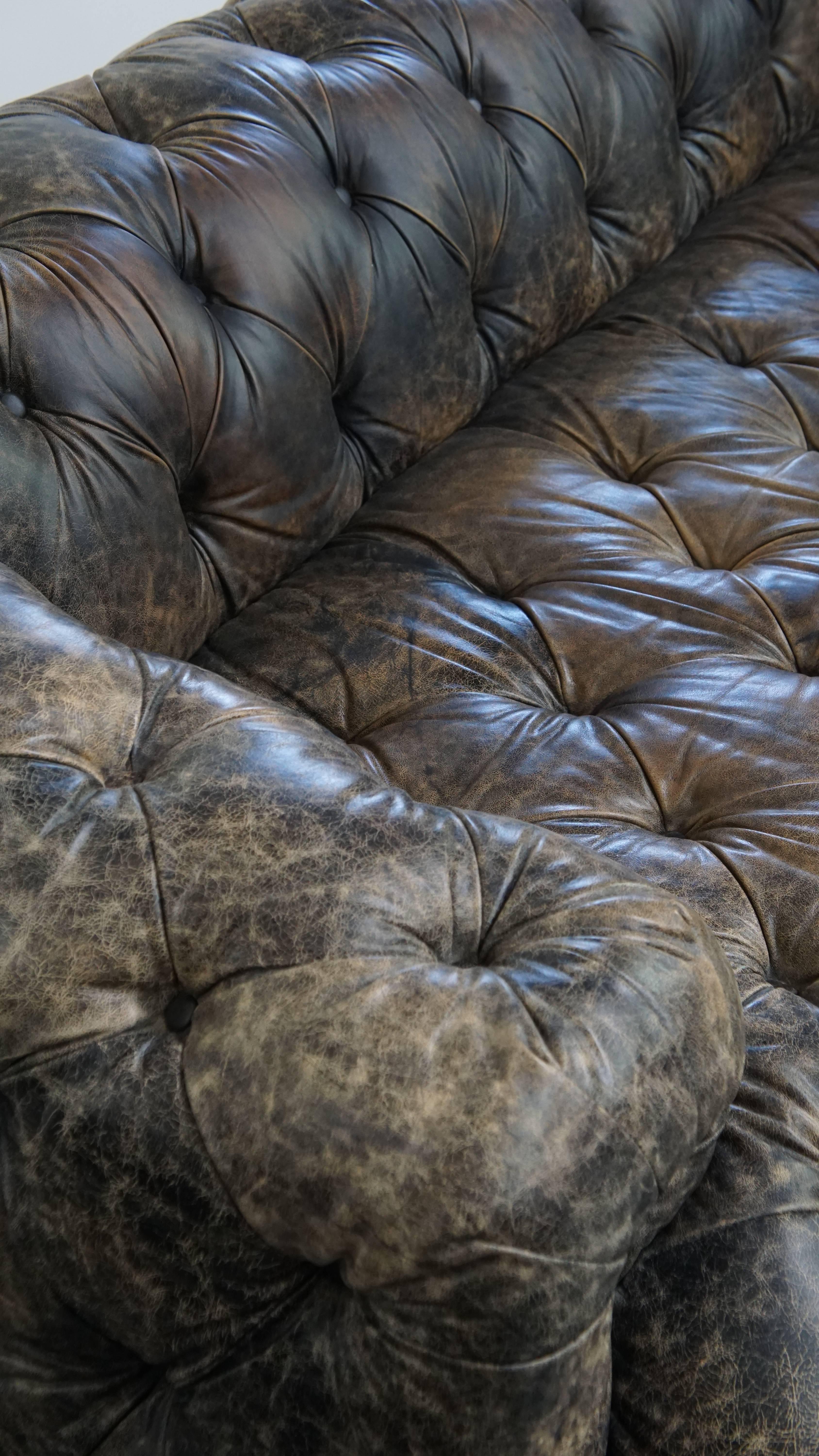 Divano Chesterfield in pelle di vacchetta in vendita 6