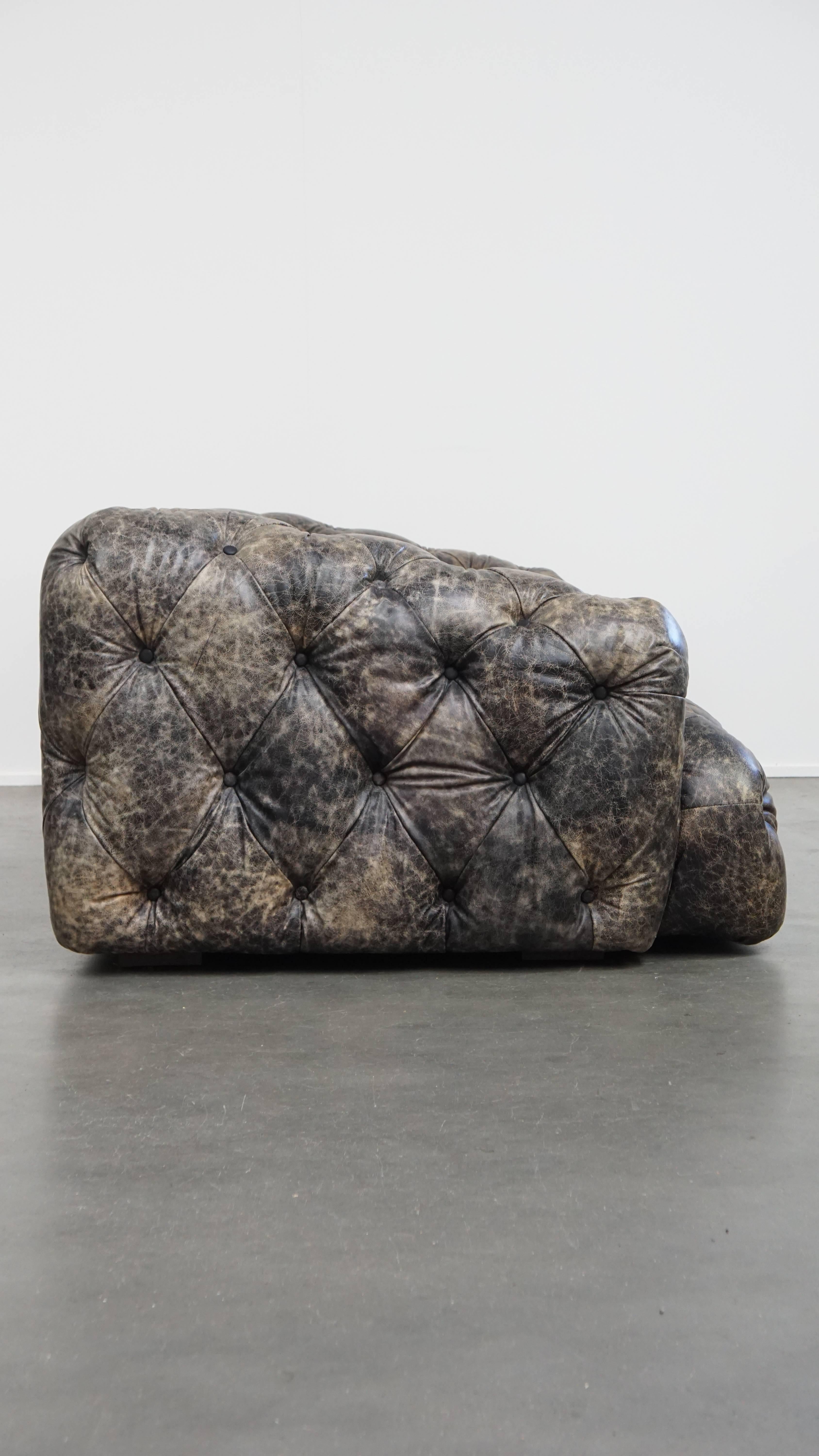 Questo divano Chesterfield in pelle di mucca, unico e moderno, è caratterizzato da una straordinaria tavolozza di colori. 

Questo pezzo raro e impressionante è un vero e proprio richiamo per gli interni classici e contemporanei.

Grazie al suo