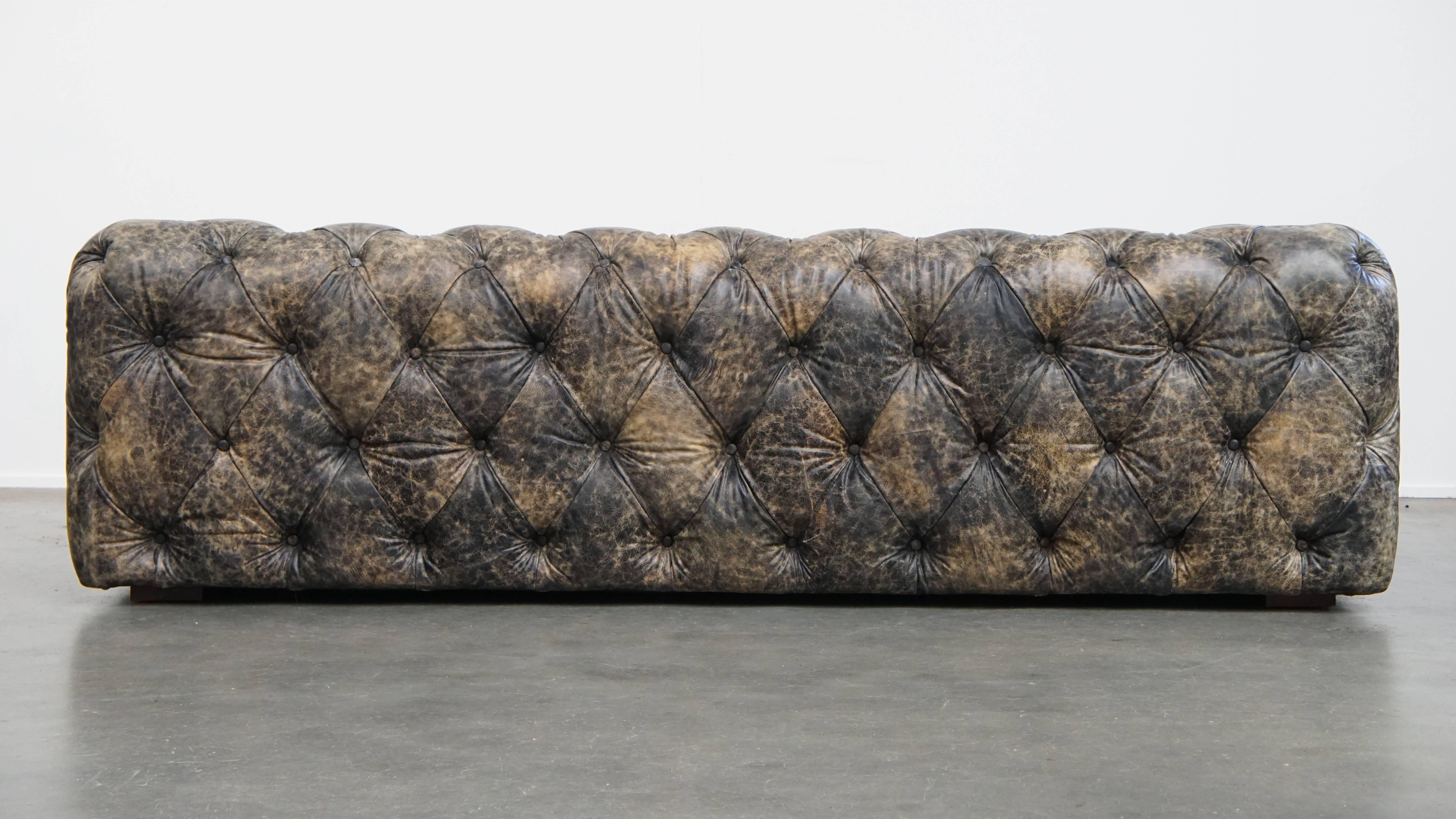 Fatto a mano Divano Chesterfield in pelle di vacchetta in vendita
