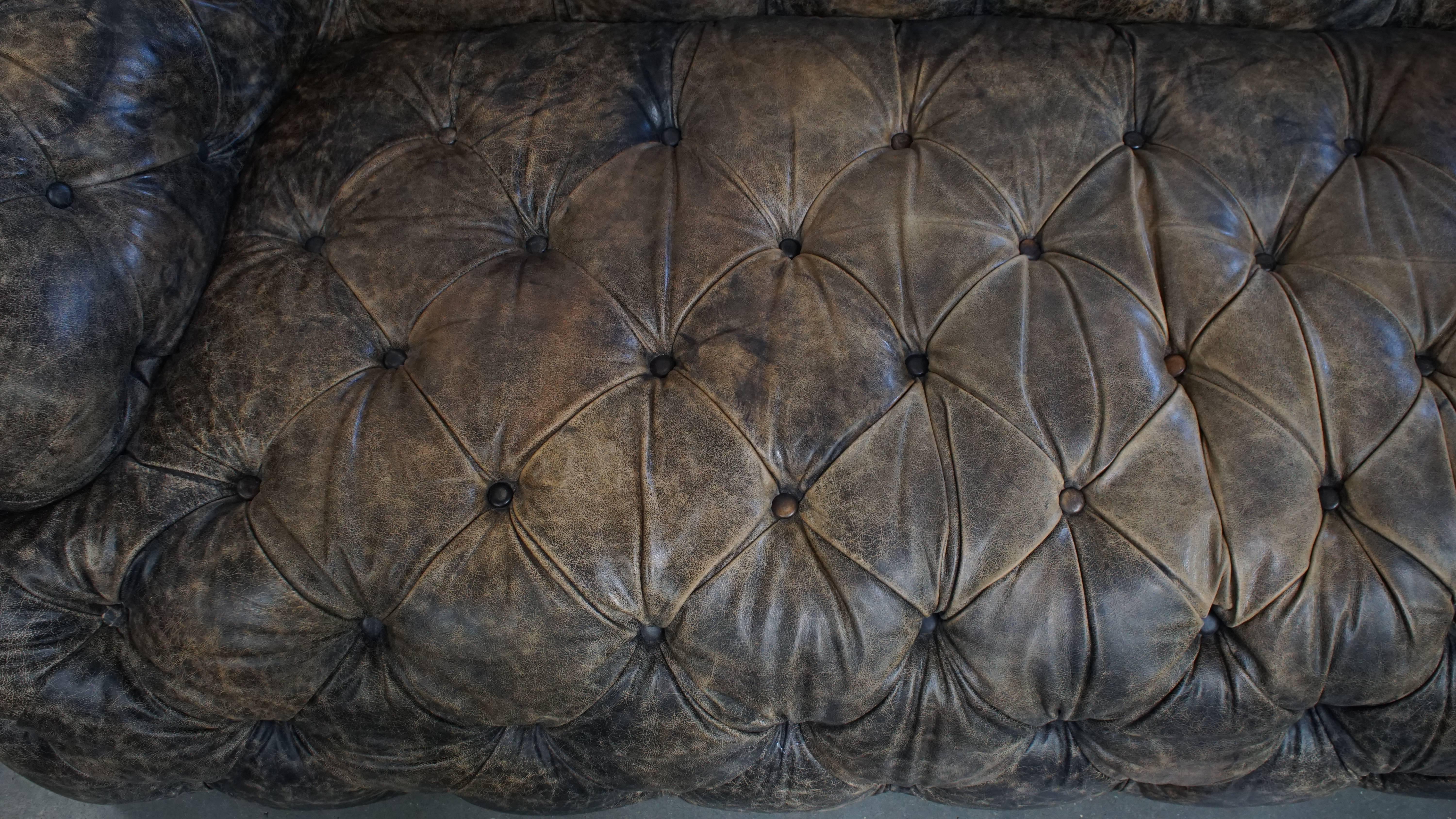 XX secolo Divano Chesterfield in pelle di vacchetta in vendita