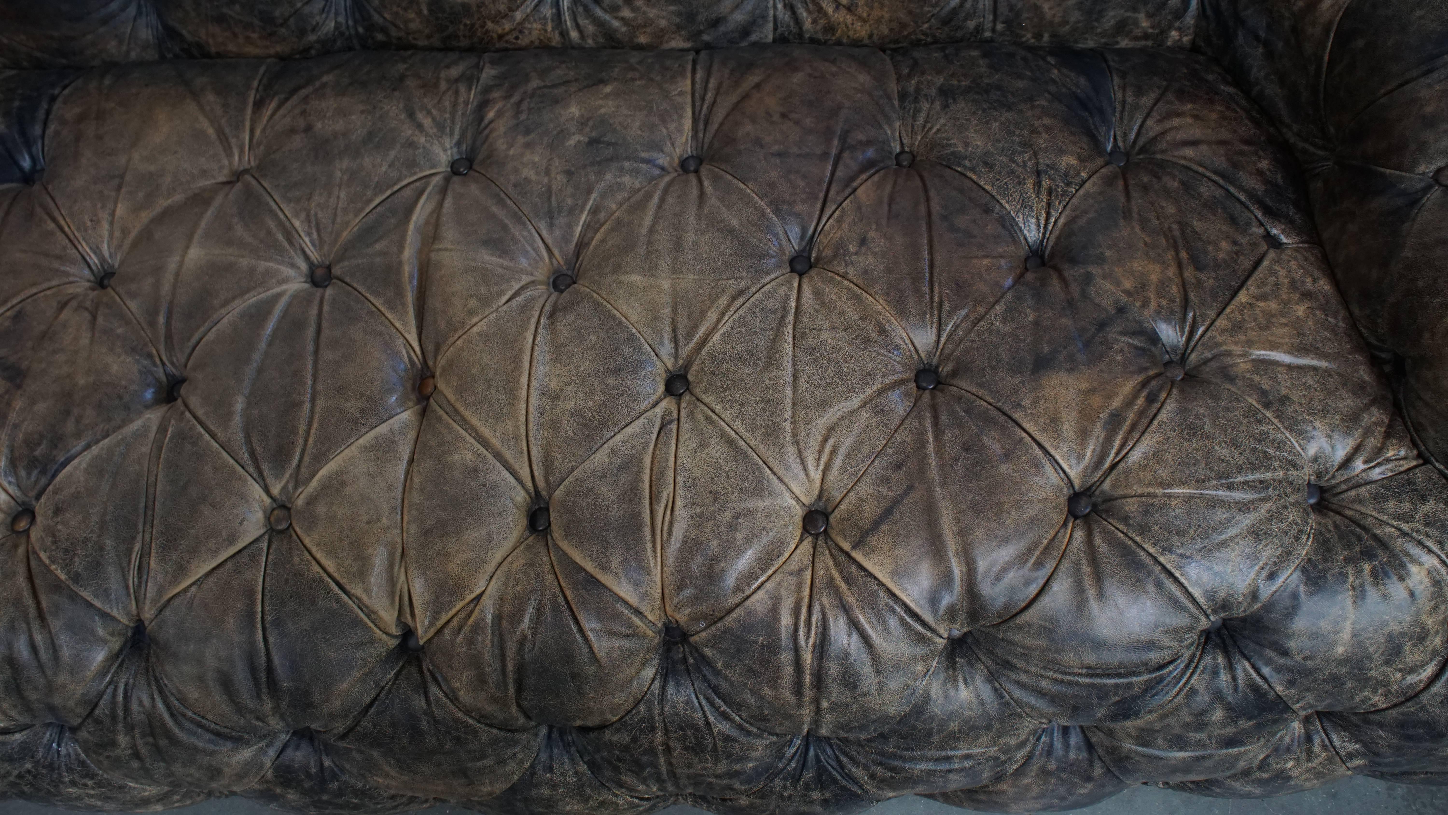 Vacchetta Divano Chesterfield in pelle di vacchetta in vendita