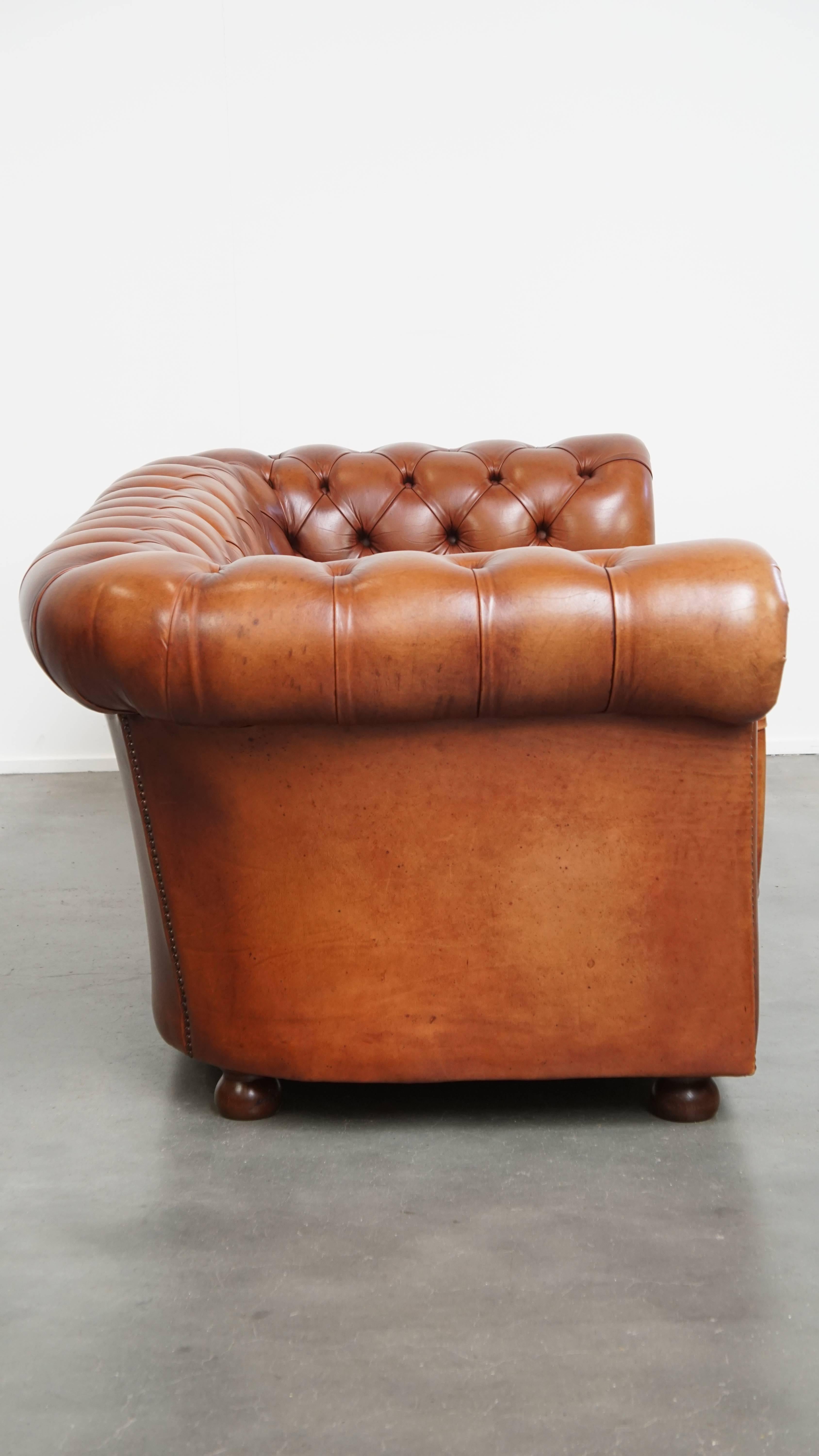 Angeboten wird hier dieses schöne und hochwertige Chesterfield-Sofa aus Rindsleder im klassischen englischen Stil, das sich durch atemberaubende Farben auszeichnet. 

Dieser Chesterfield ist aus hochwertigem Rindsleder gefertigt und fügt sich