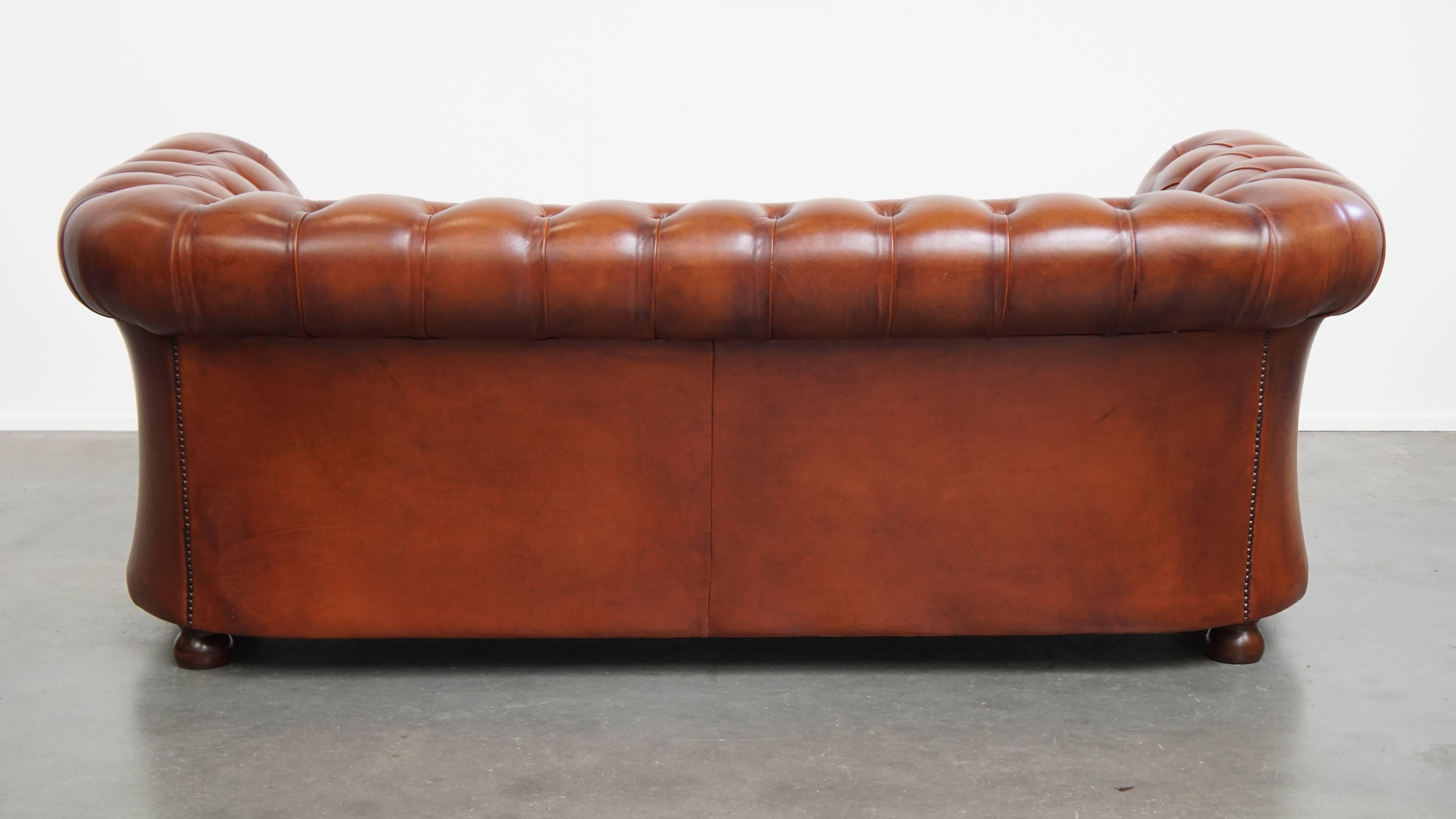 Chesterfield-Sofa aus Rindsleder im englischen Stil mit Rindsleder (Handgefertigt) im Angebot
