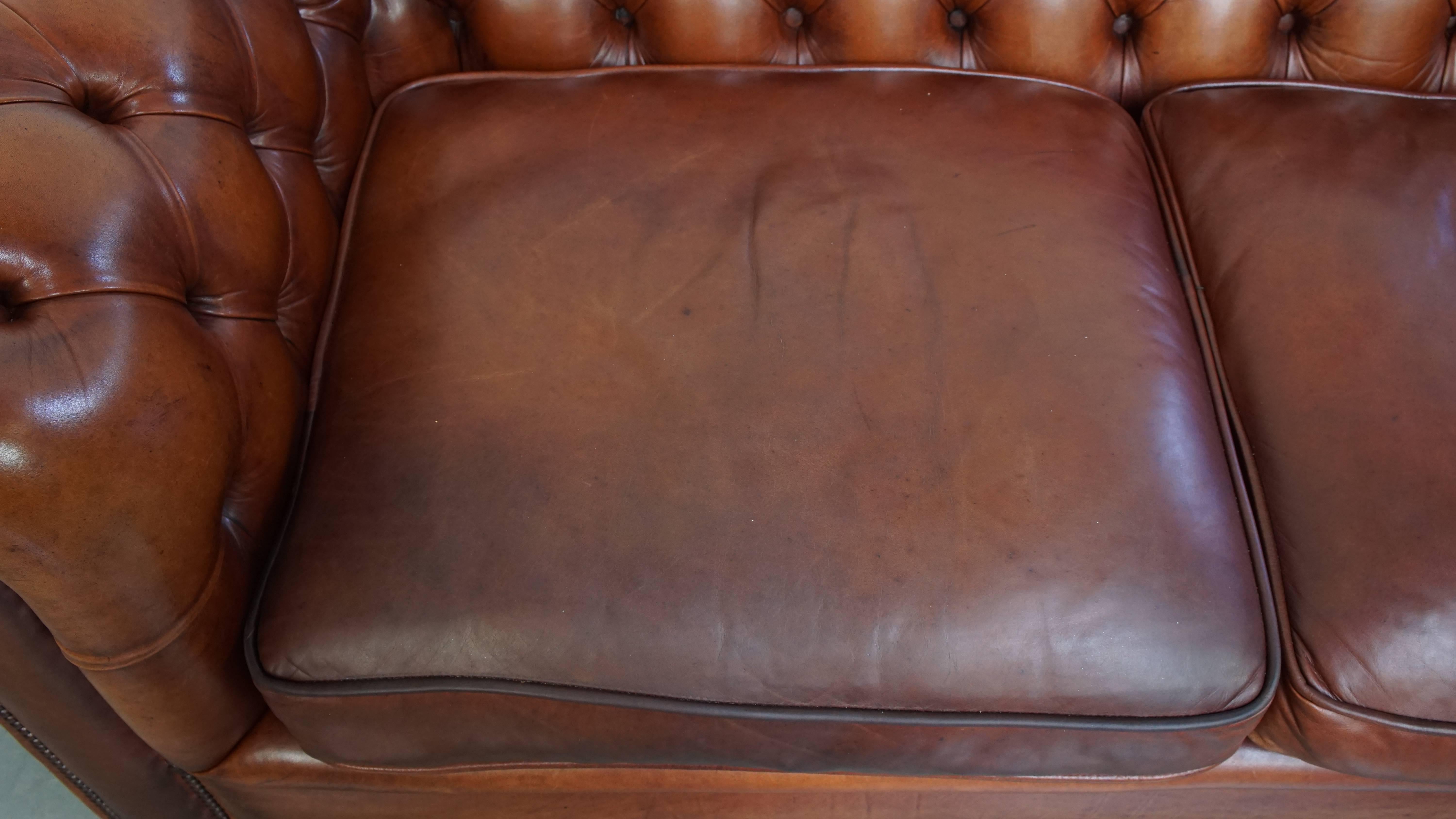 Chesterfield-Sofa aus Rindsleder im englischen Stil mit Rindsleder (20. Jahrhundert) im Angebot