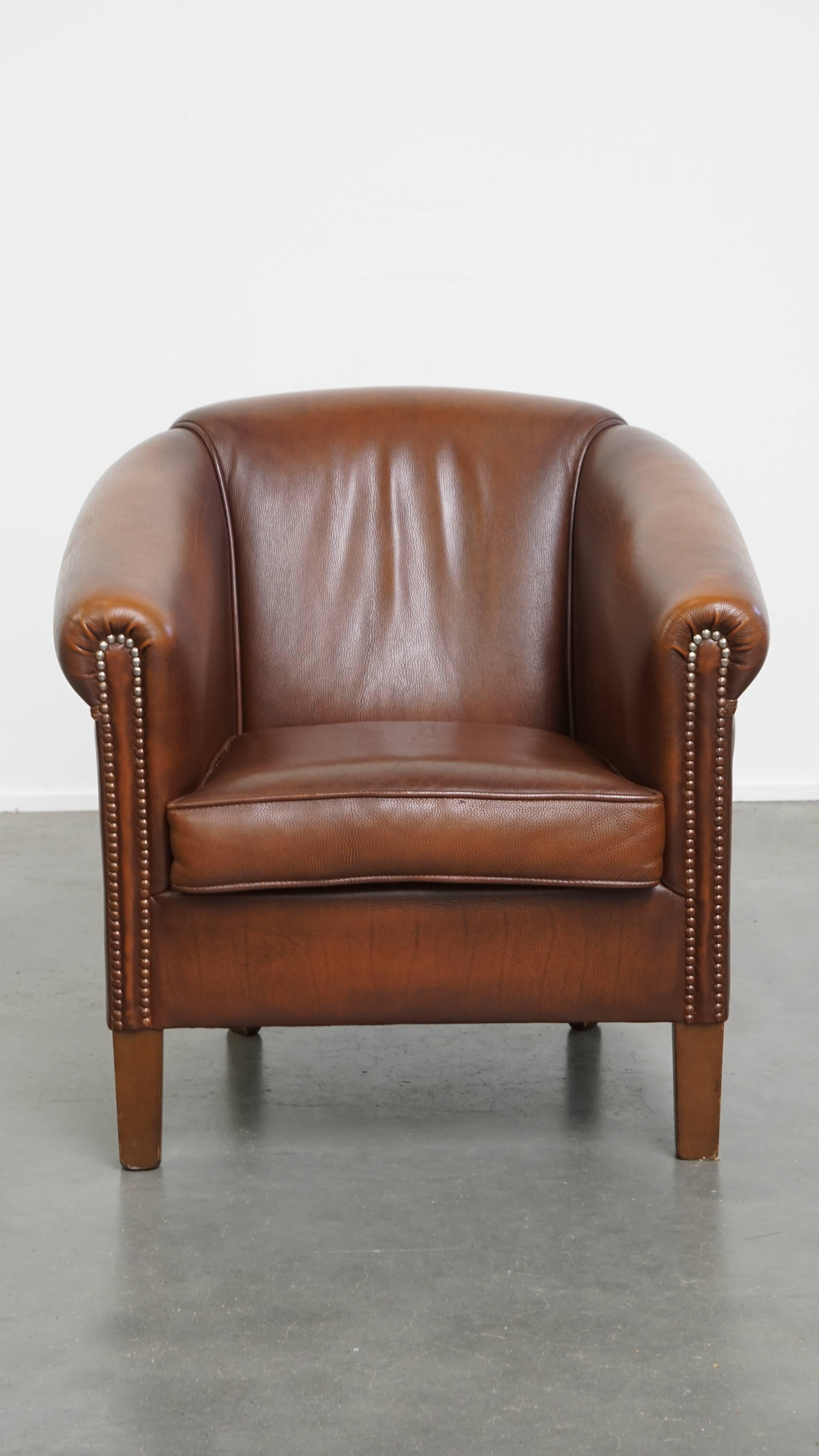 In offerta c'è questa elegante e intramontabile poltrona club in pelle di vacchetta marrone in classico stile inglese con dettagli di lusso. Questa sedia da club in pelle si adatta senza problemi a interni sia classici che moderni. Aggiunge un tocco