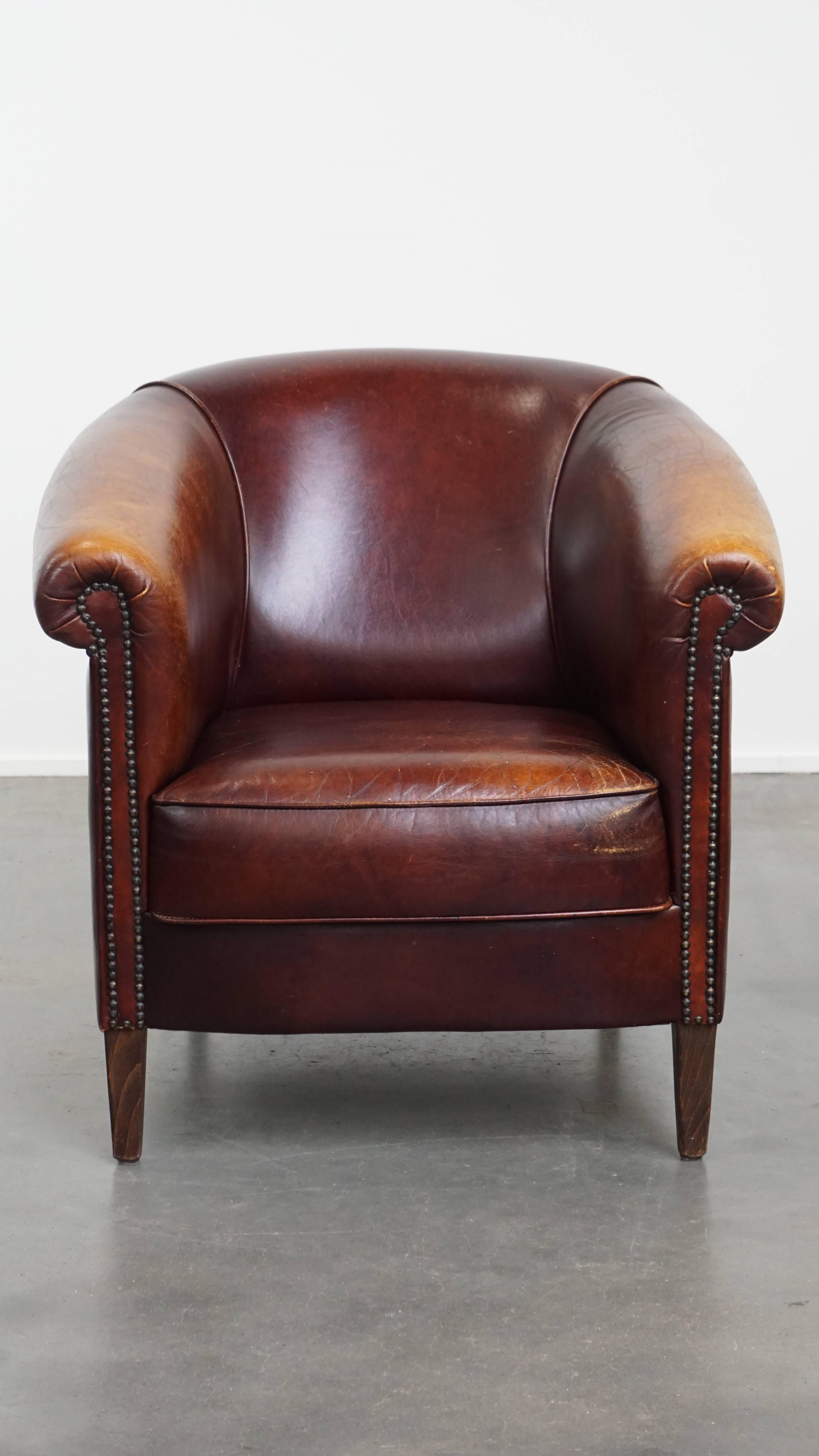 In offerta c'è questa affascinante poltrona club in pelle di mucca in stile inglese con cuscino fisso e una bella patina. Questa poltrona club in pelle si adatta facilmente sia agli interni classici che a quelli moderni, aggiungendo la giusta