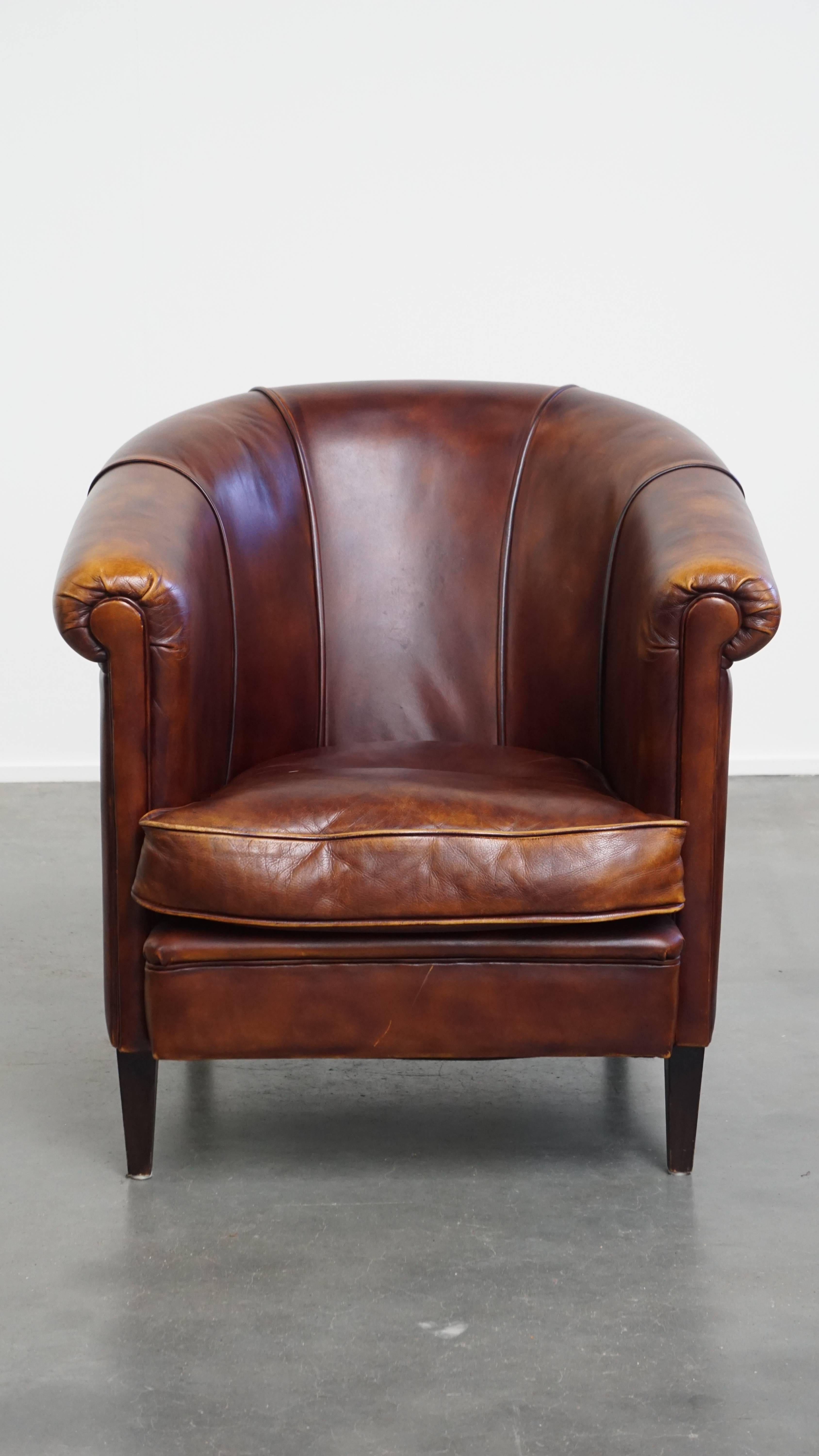 Se ofrece aquí este hermoso y encantador sillón club de cuero de vaca de estilo inglés con cómodos asientos.

Este sillón club de piel puede colocarse fácilmente en casi cualquier interior y, en nuestra opinión, no debería faltar en tu casa. Su