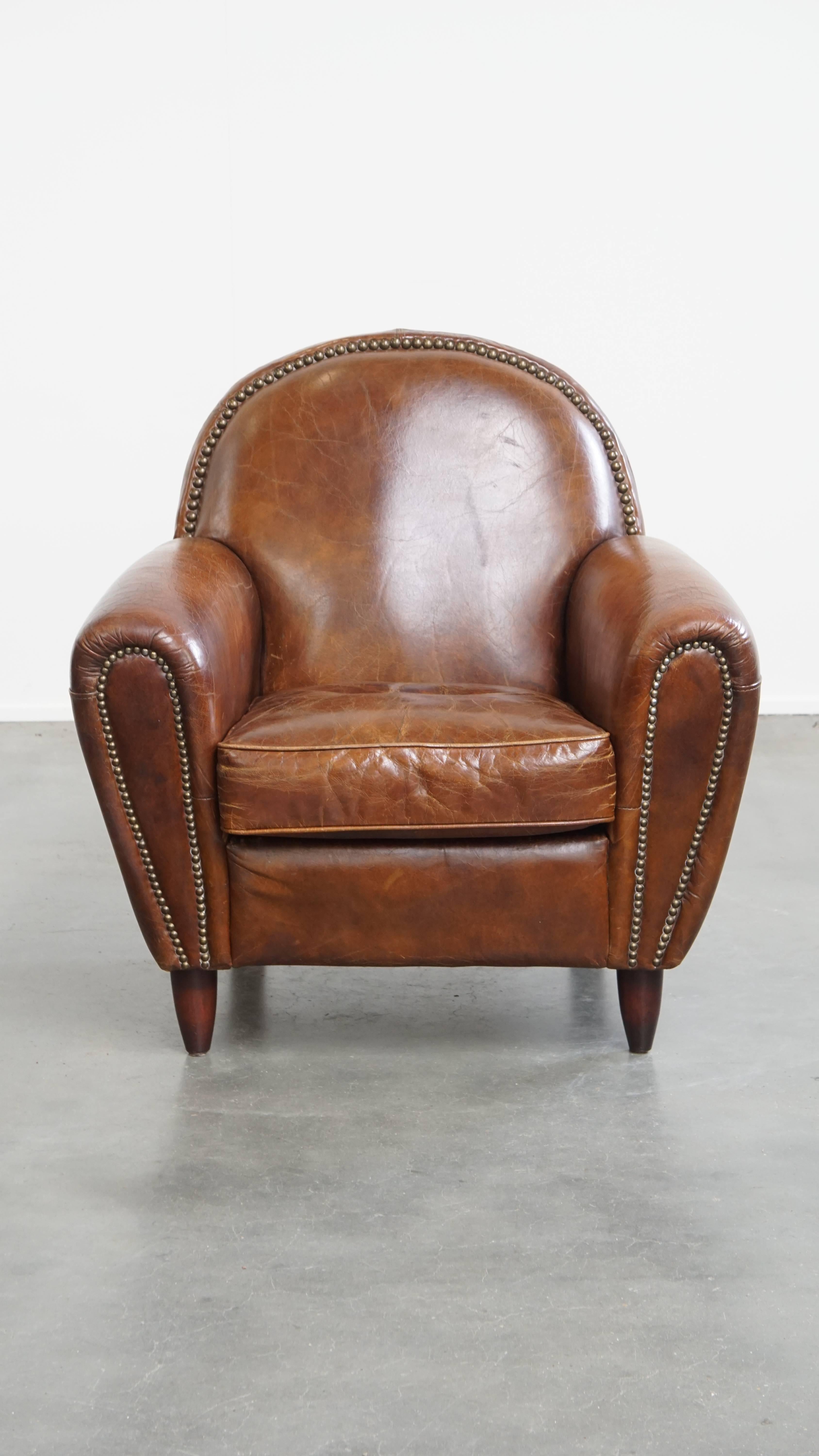 Te presentamos este sillón de diseño en piel de vacuno, con carácter y atemporal, de elegantes formas redondeadas y detalles decorativos de tachuelas.

Este hermoso sillón de cuero tiene refinadas líneas curvas y un acabado de gran calidad,
