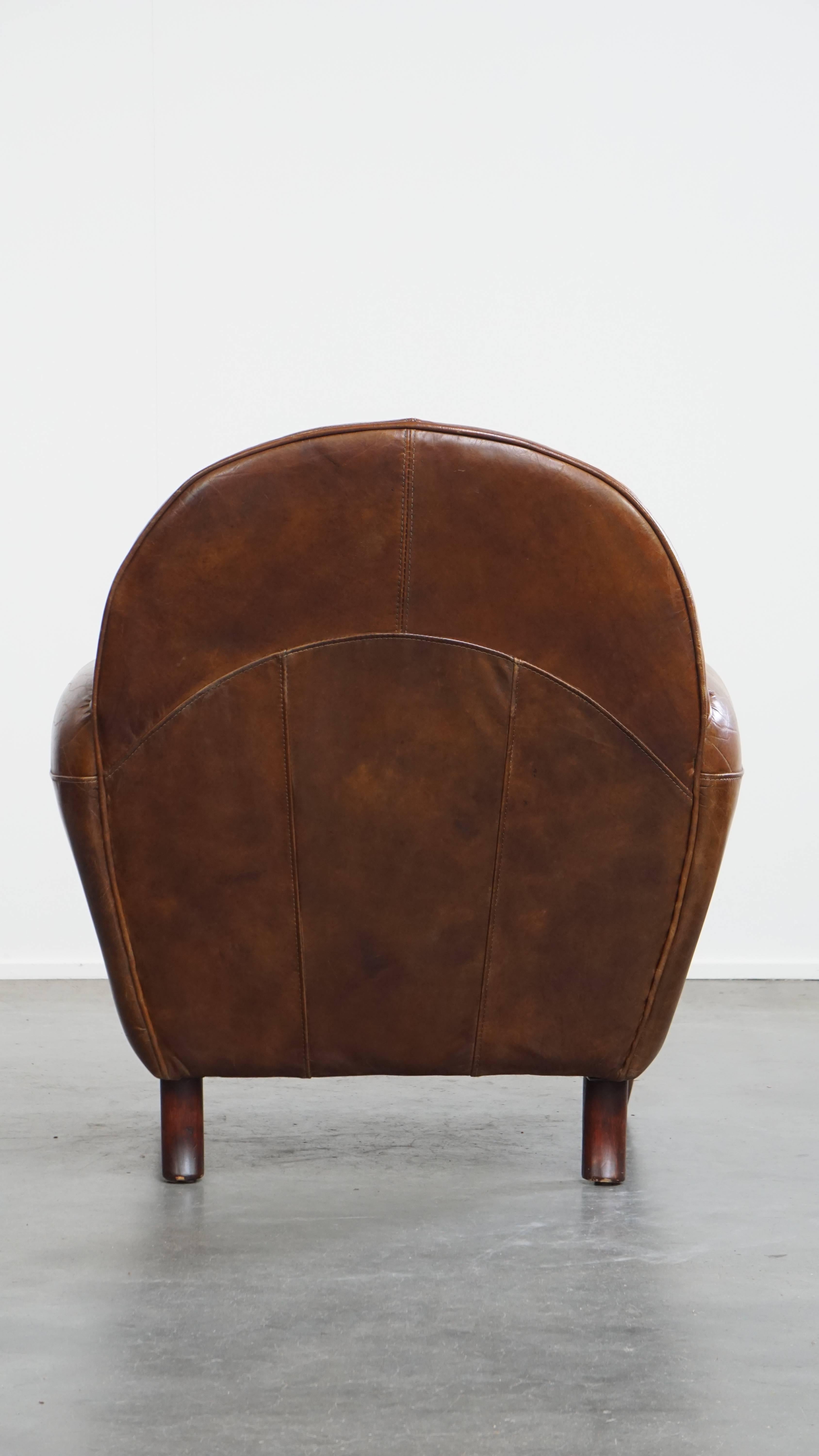 Sillón de diseño en piel de vaca con formas redondeadas Hecho a mano en venta
