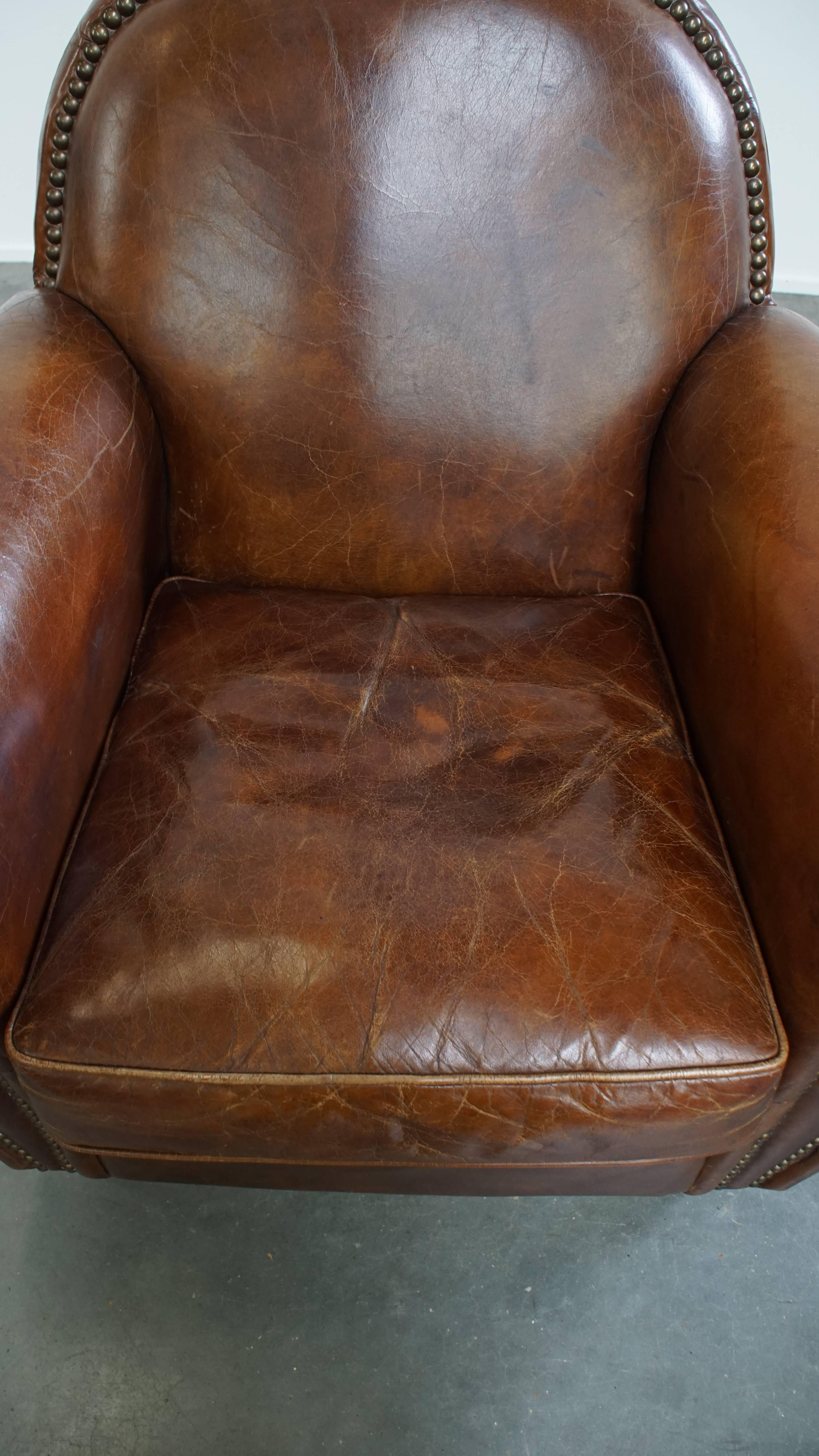 Sillón de diseño en piel de vaca con formas redondeadas siglo XX en venta