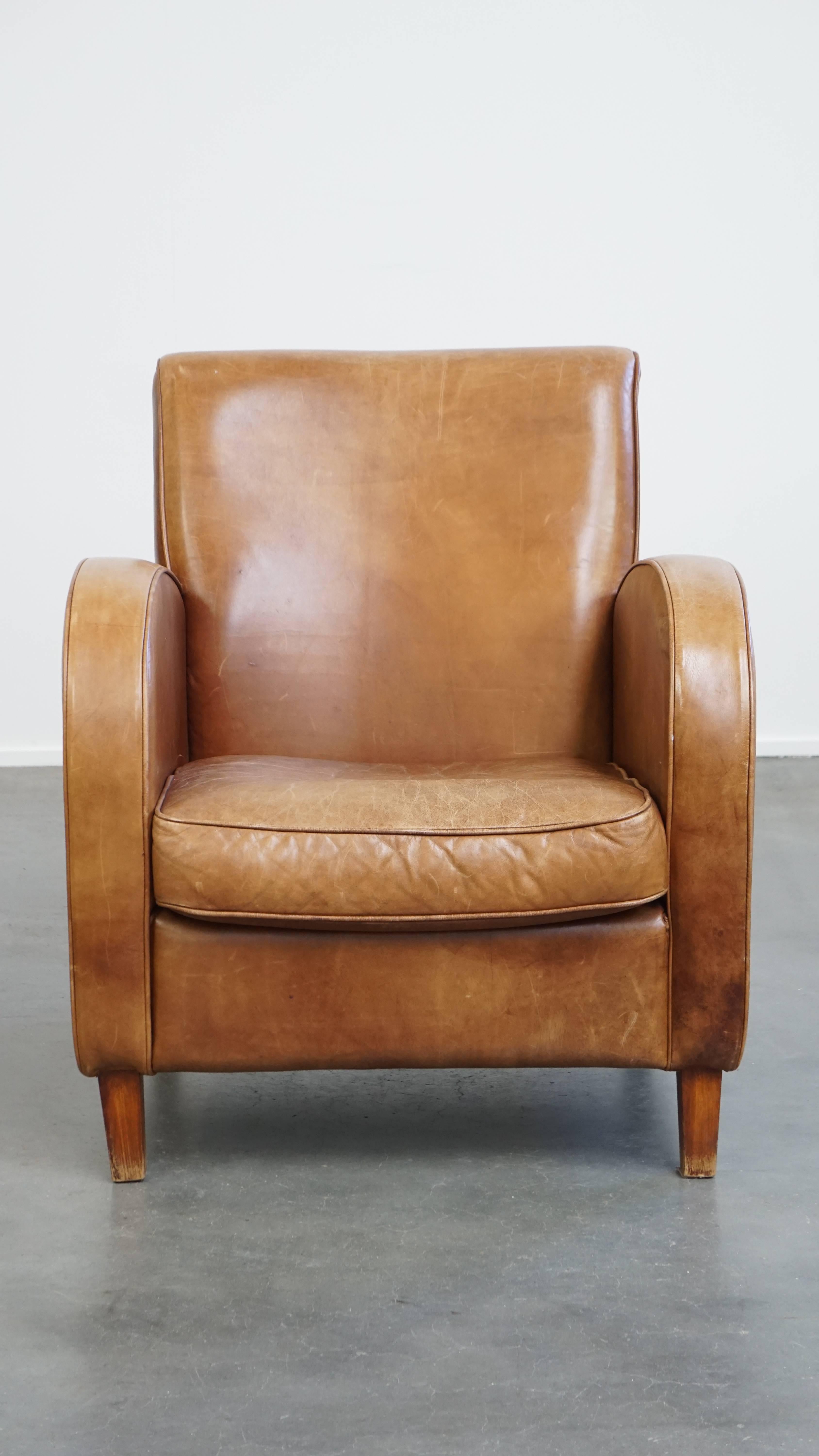 Hier wird dieser atemberaubende, schlank geformte Designersessel aus Rindsleder in einem hellen Cognac angeboten. 

Dieser bequeme und zeitlose Sessel aus Rindsleder ist eine wunderbare Ergänzung für fast jeden Einrichtungsstil. Dank seines