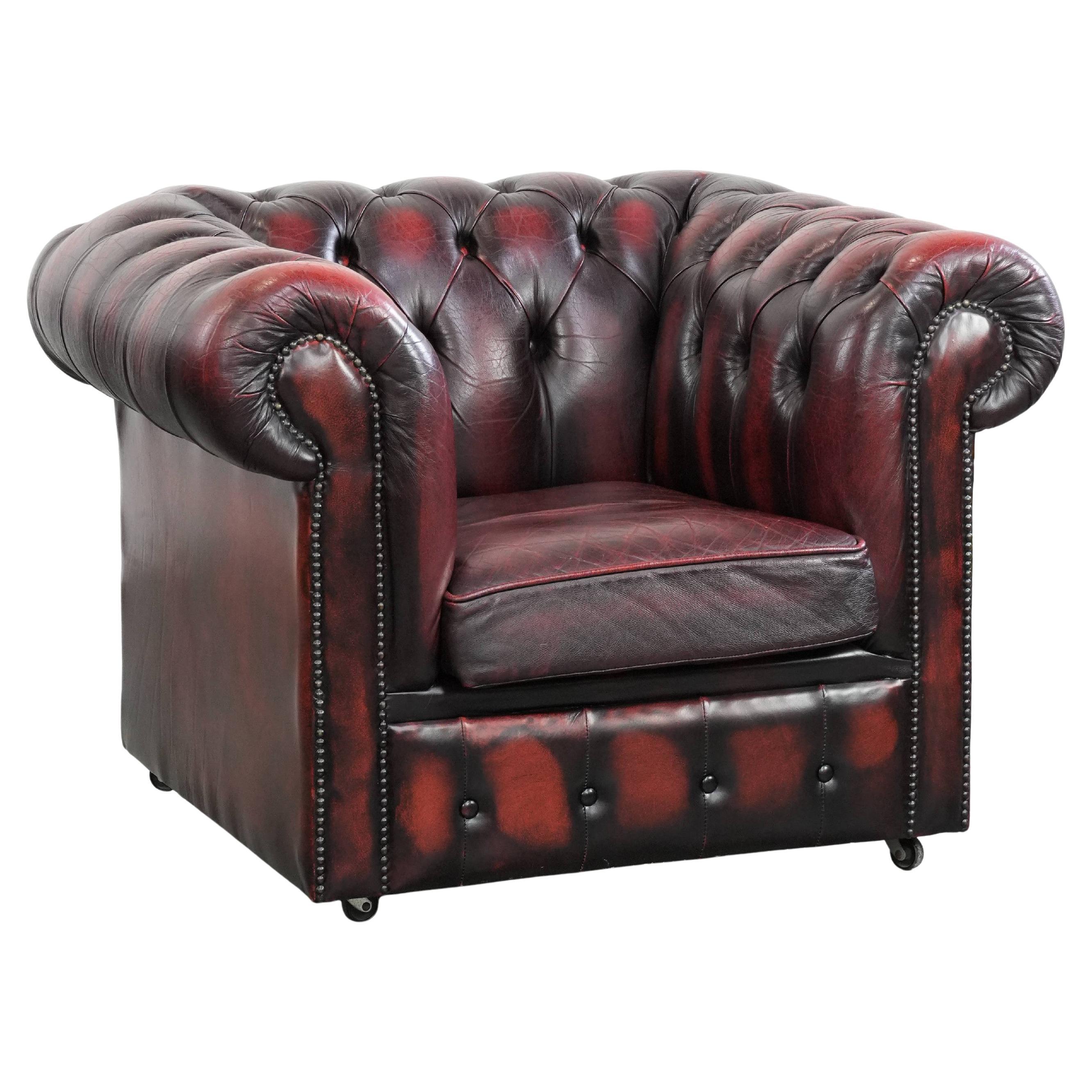 Fauteuil Chesterfield anglais sur roulettes en cuir de vachette en vente