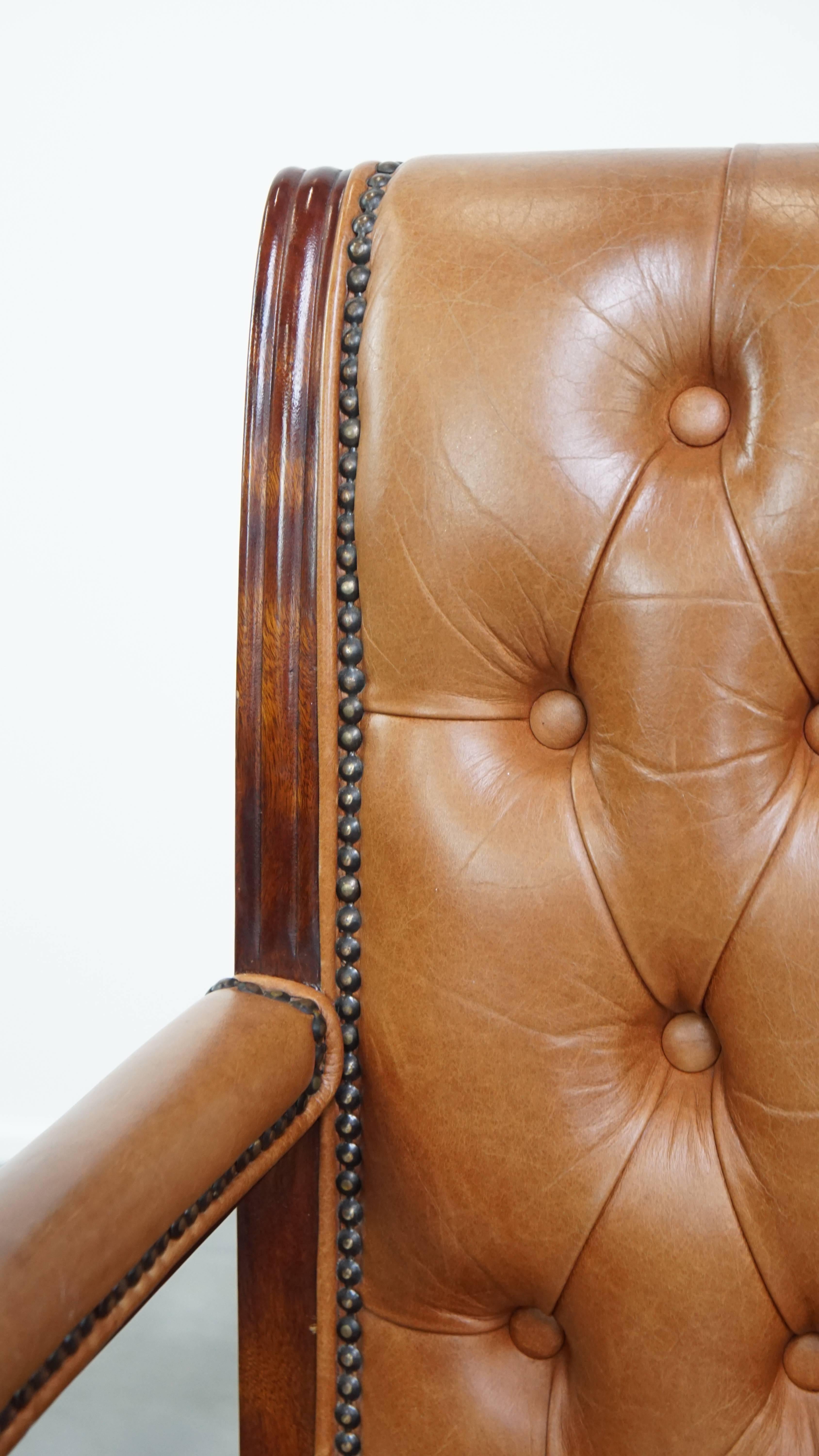 Sedia da ufficio Chesterfield girevole e inclinabile in pelle di vacchetta in stile inglese in vendita 3