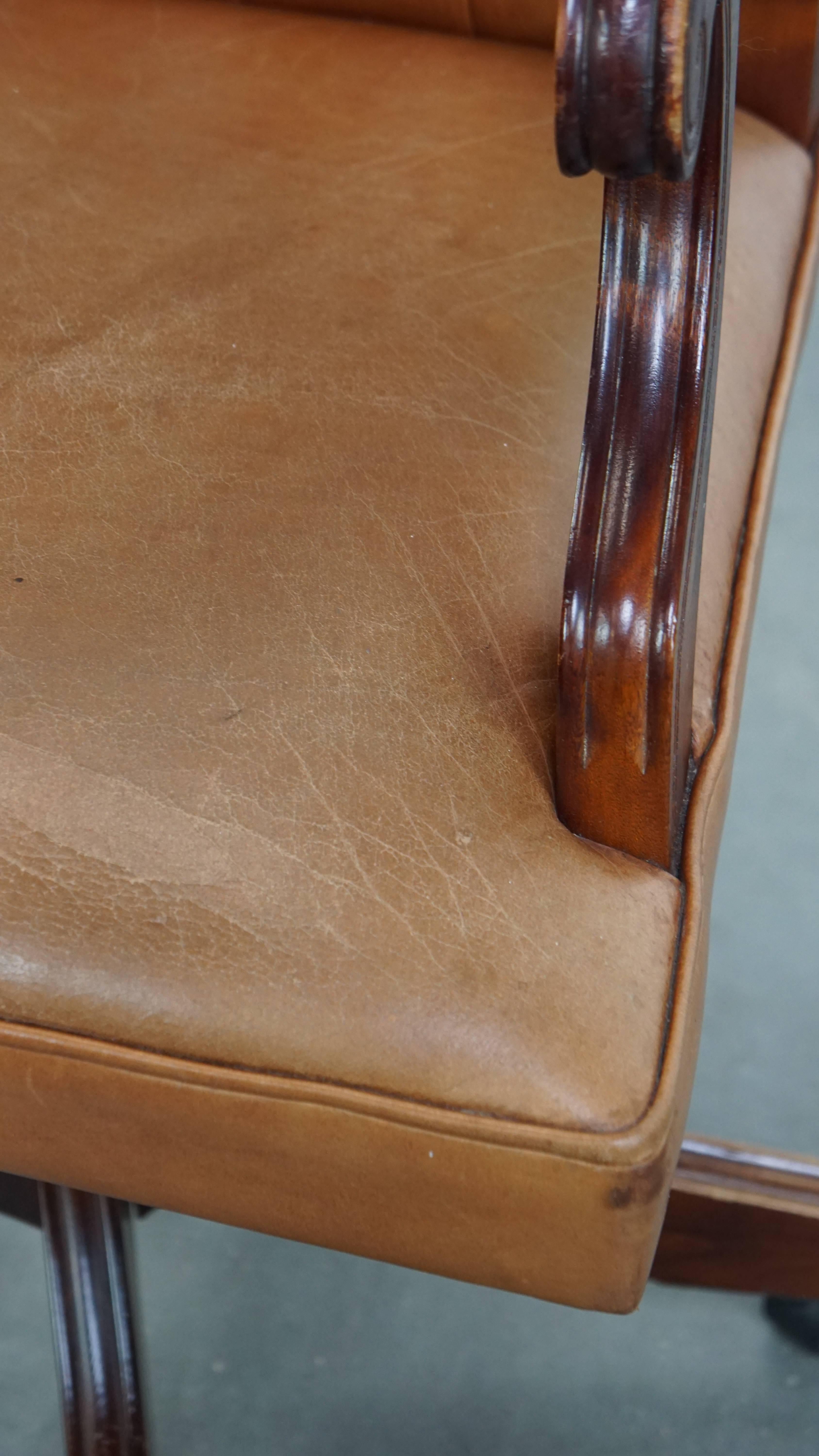 Sedia da ufficio Chesterfield girevole e inclinabile in pelle di vacchetta in stile inglese in vendita 6