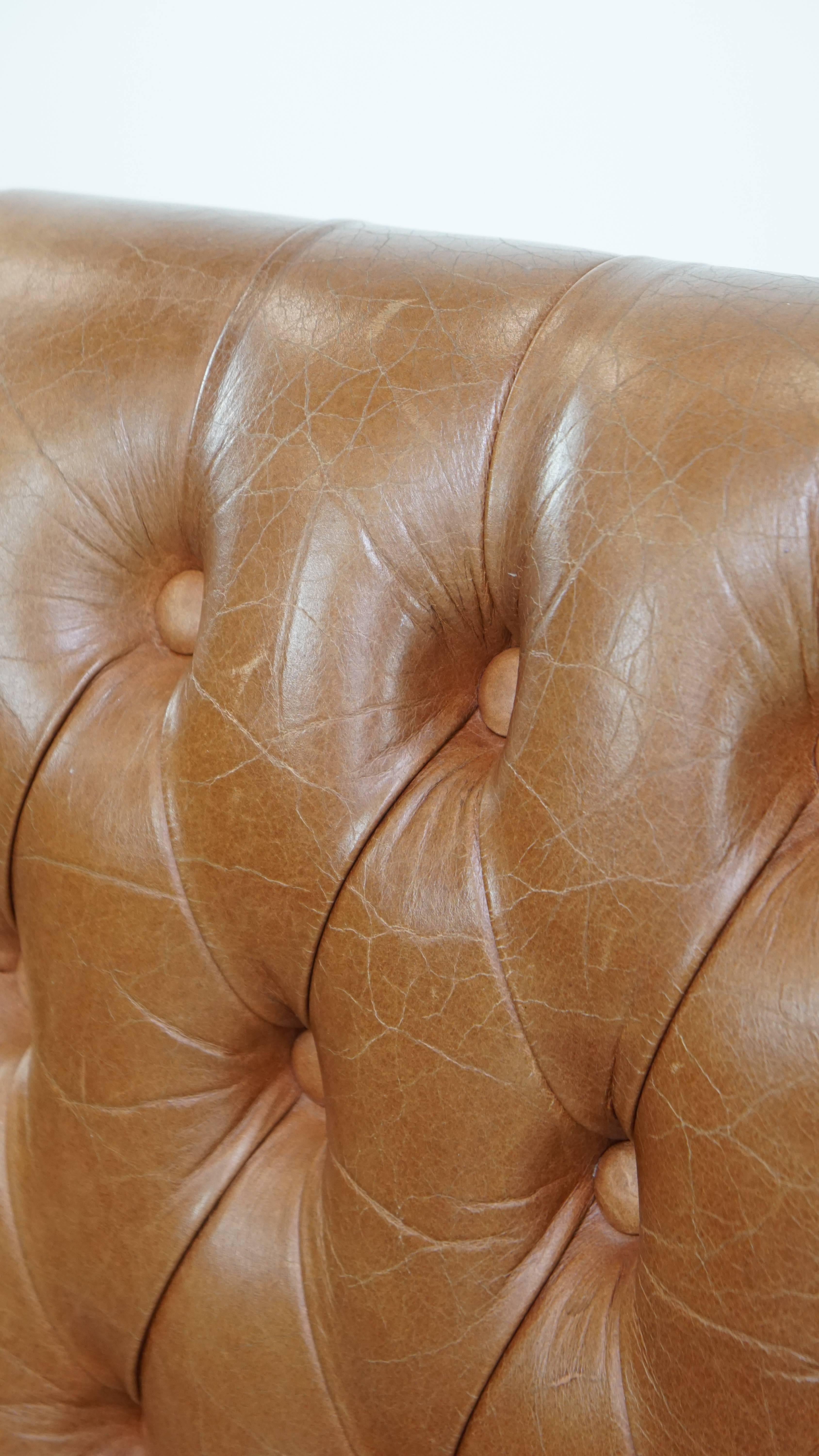 Sedia da ufficio Chesterfield girevole e inclinabile in pelle di vacchetta in stile inglese in vendita 7