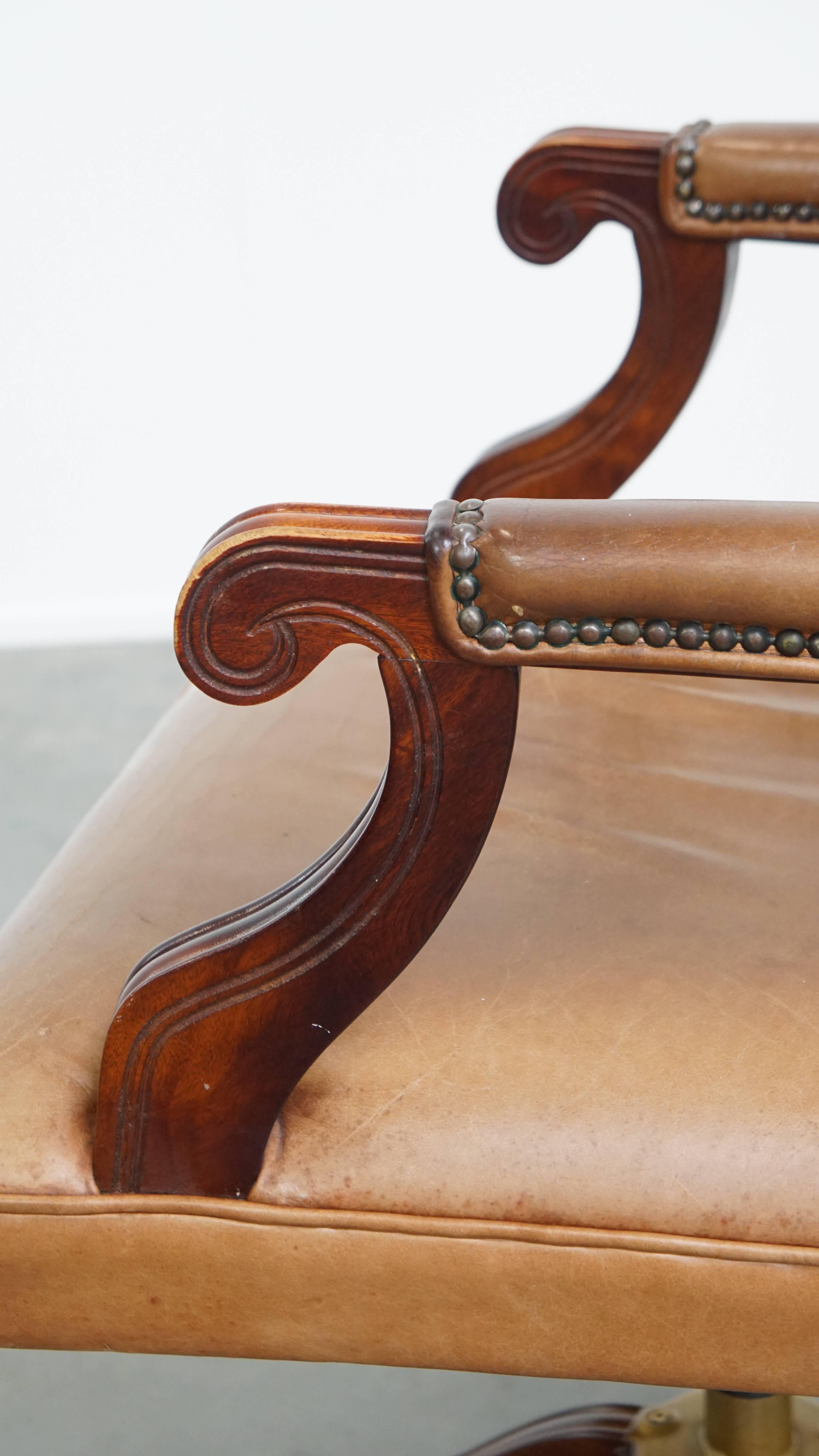 Sedia da ufficio Chesterfield girevole e inclinabile in pelle di vacchetta in stile inglese in vendita 8