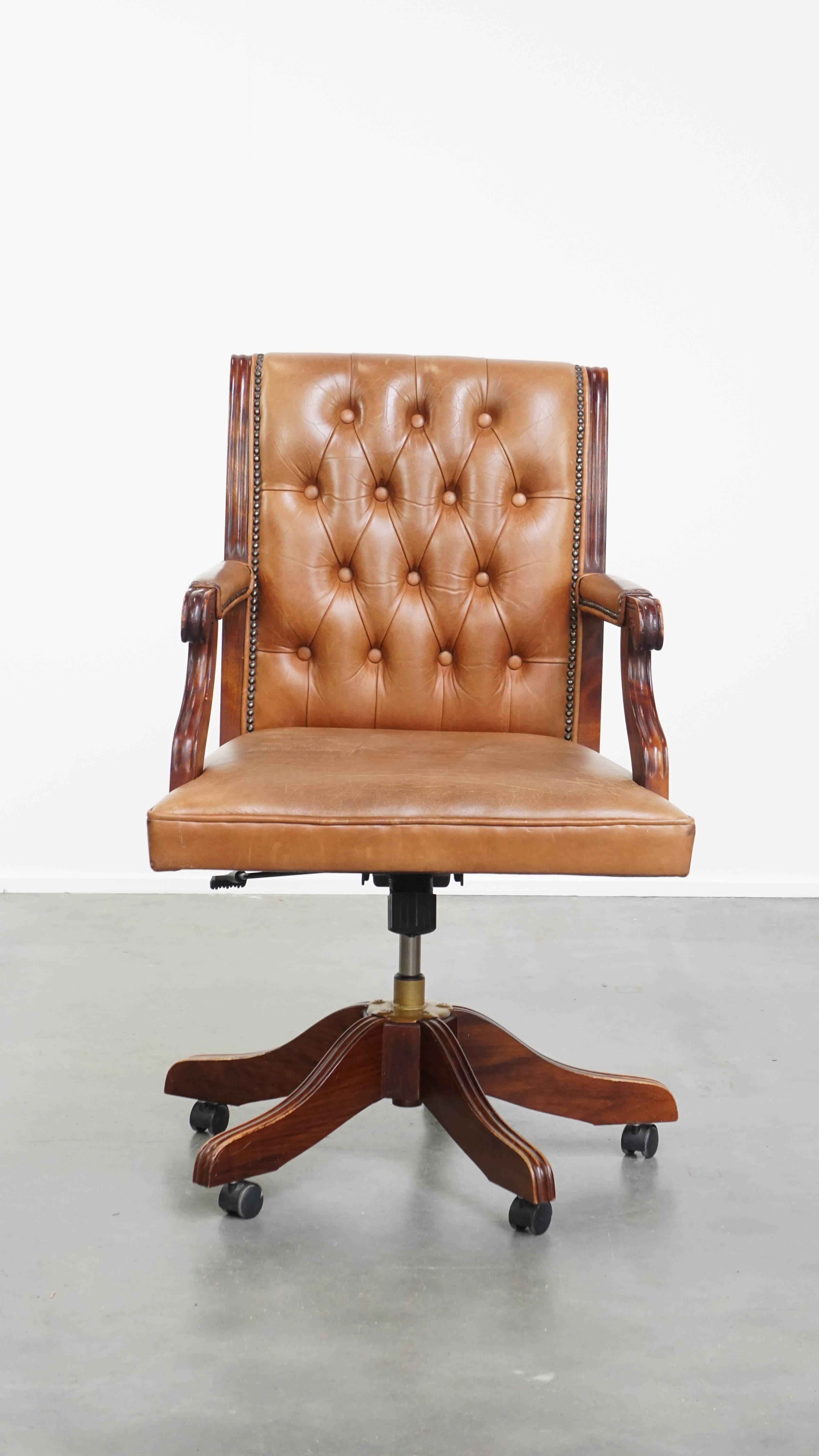 Qui viene offerta questa affascinante sedia da ufficio Chesterfield in pelle di mucca, girevole e inclinabile, in stile inglese e con rotelle.

Questa sedia da ufficio Chesterfield in pelle e legno in stile inglese è un'aggiunta senza tempo a