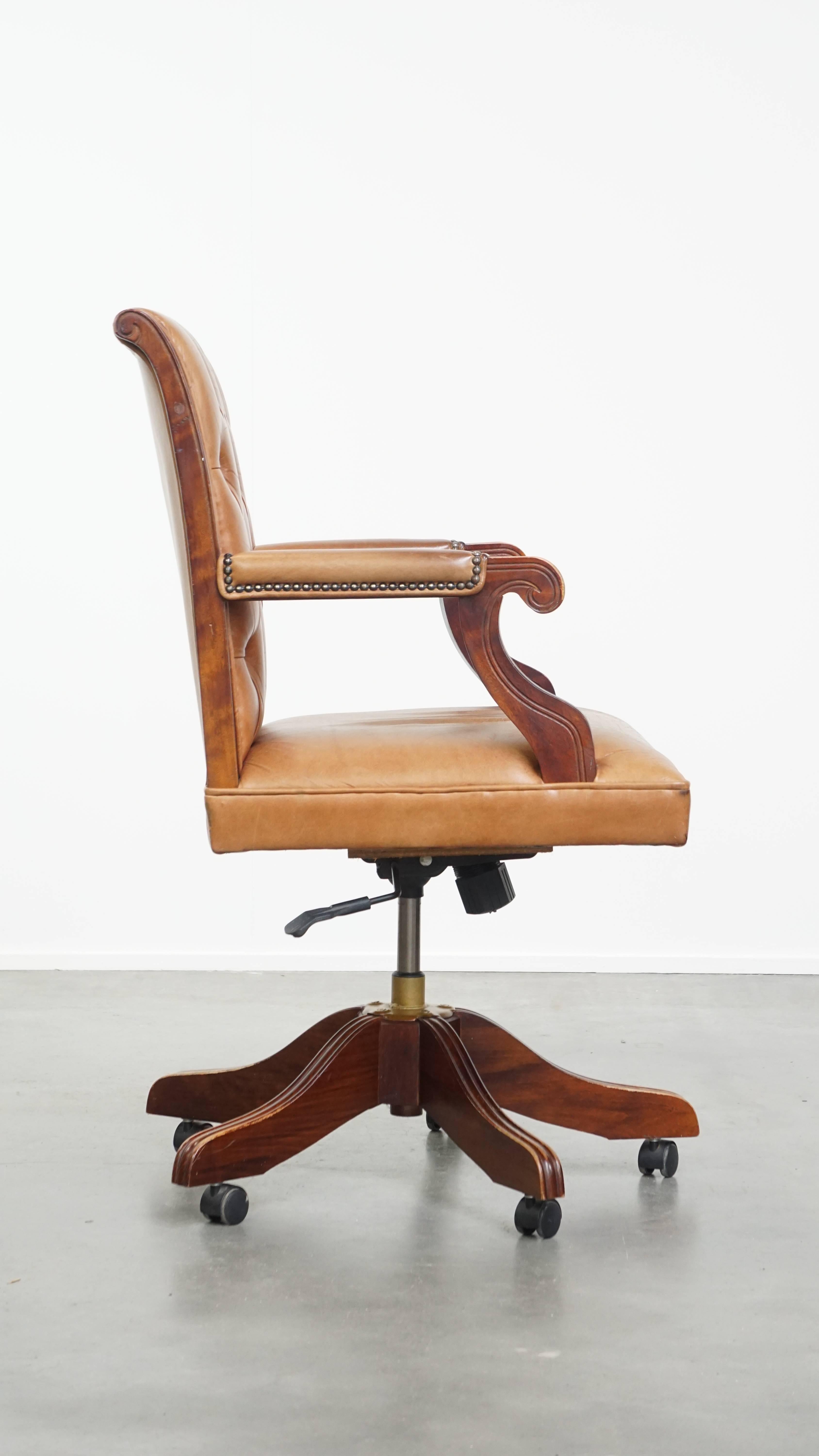 Romano classico Sedia da ufficio Chesterfield girevole e inclinabile in pelle di vacchetta in stile inglese in vendita