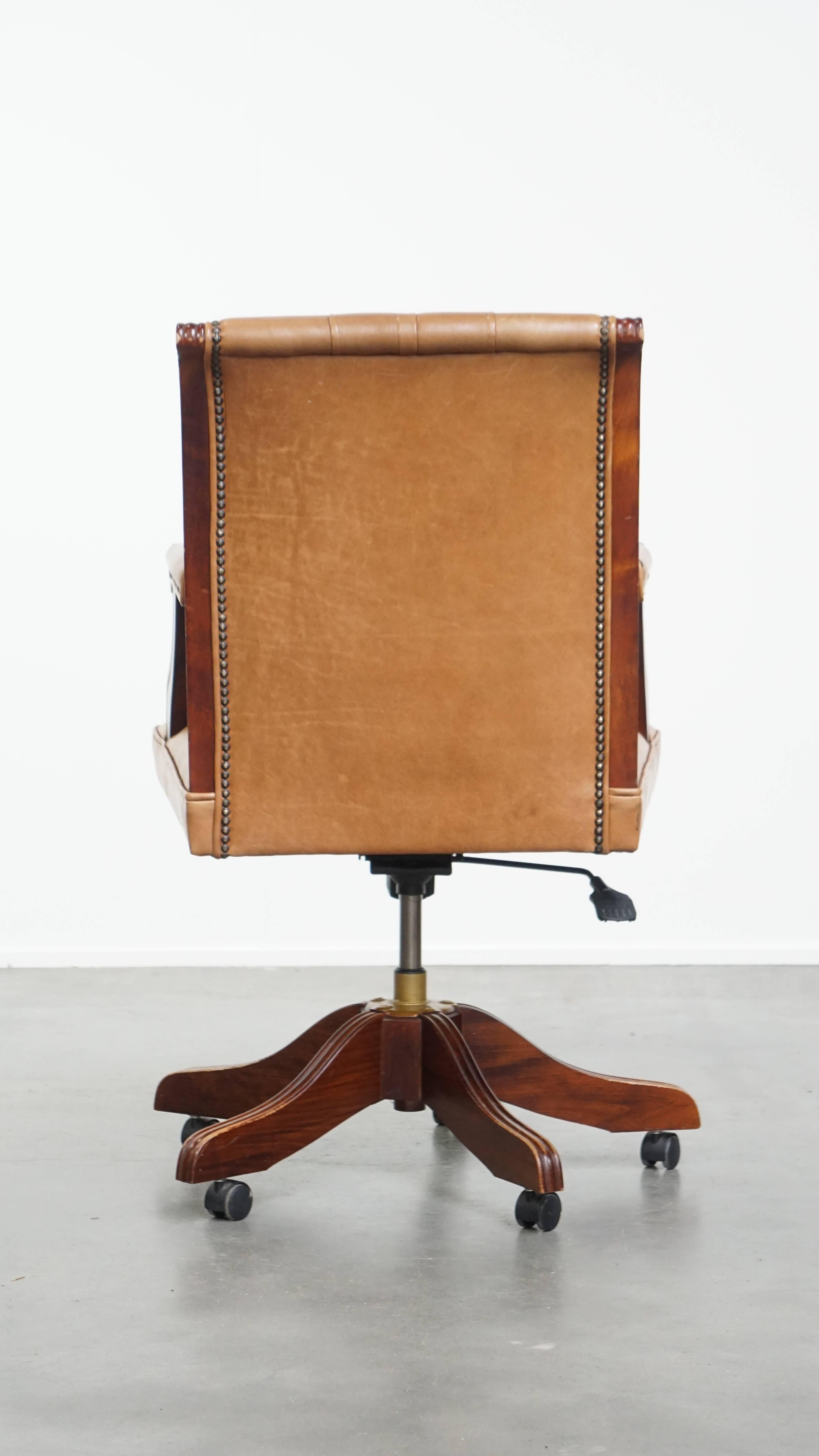Fatto a mano Sedia da ufficio Chesterfield girevole e inclinabile in pelle di vacchetta in stile inglese in vendita