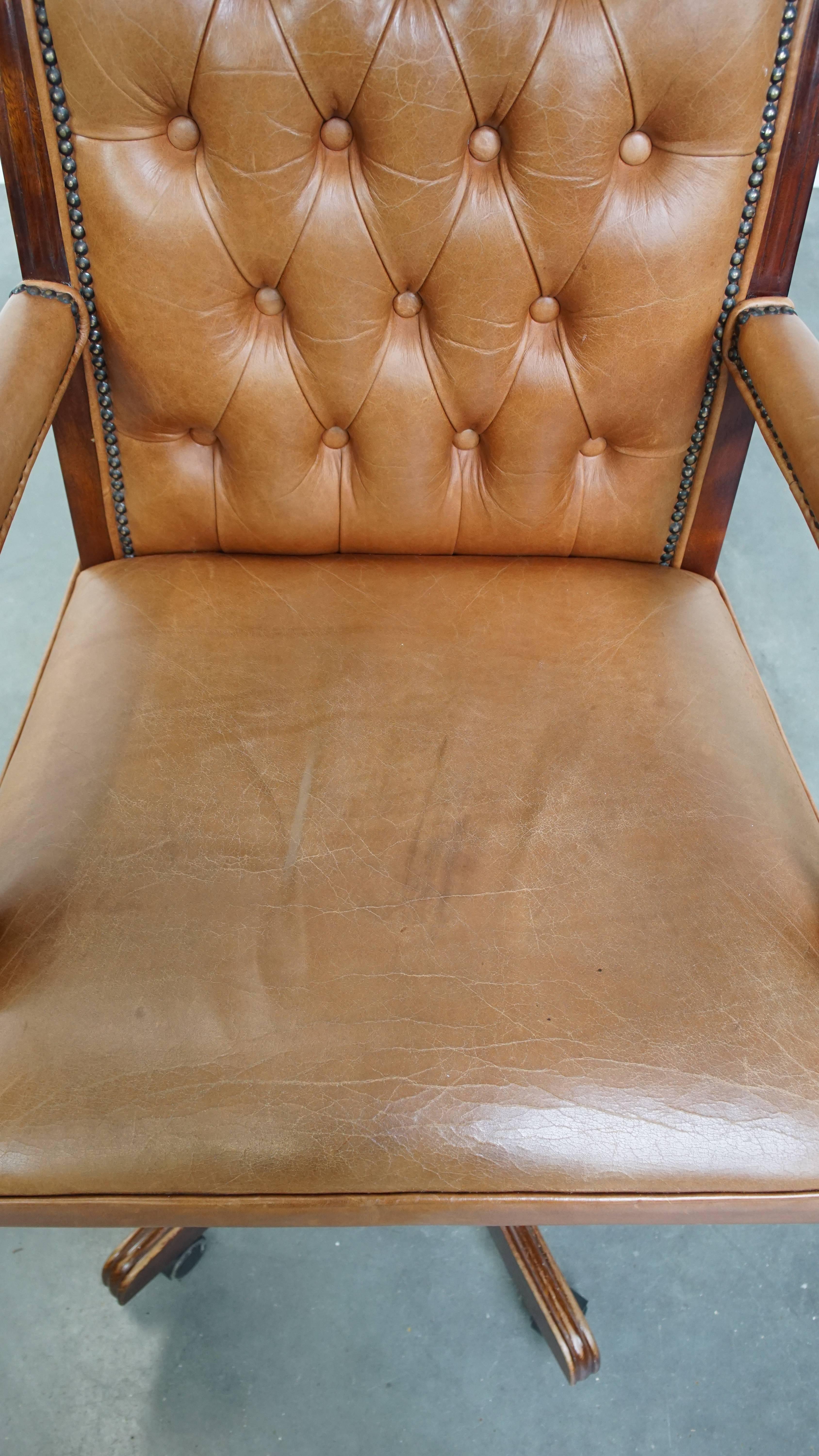 XXI secolo e contemporaneo Sedia da ufficio Chesterfield girevole e inclinabile in pelle di vacchetta in stile inglese in vendita